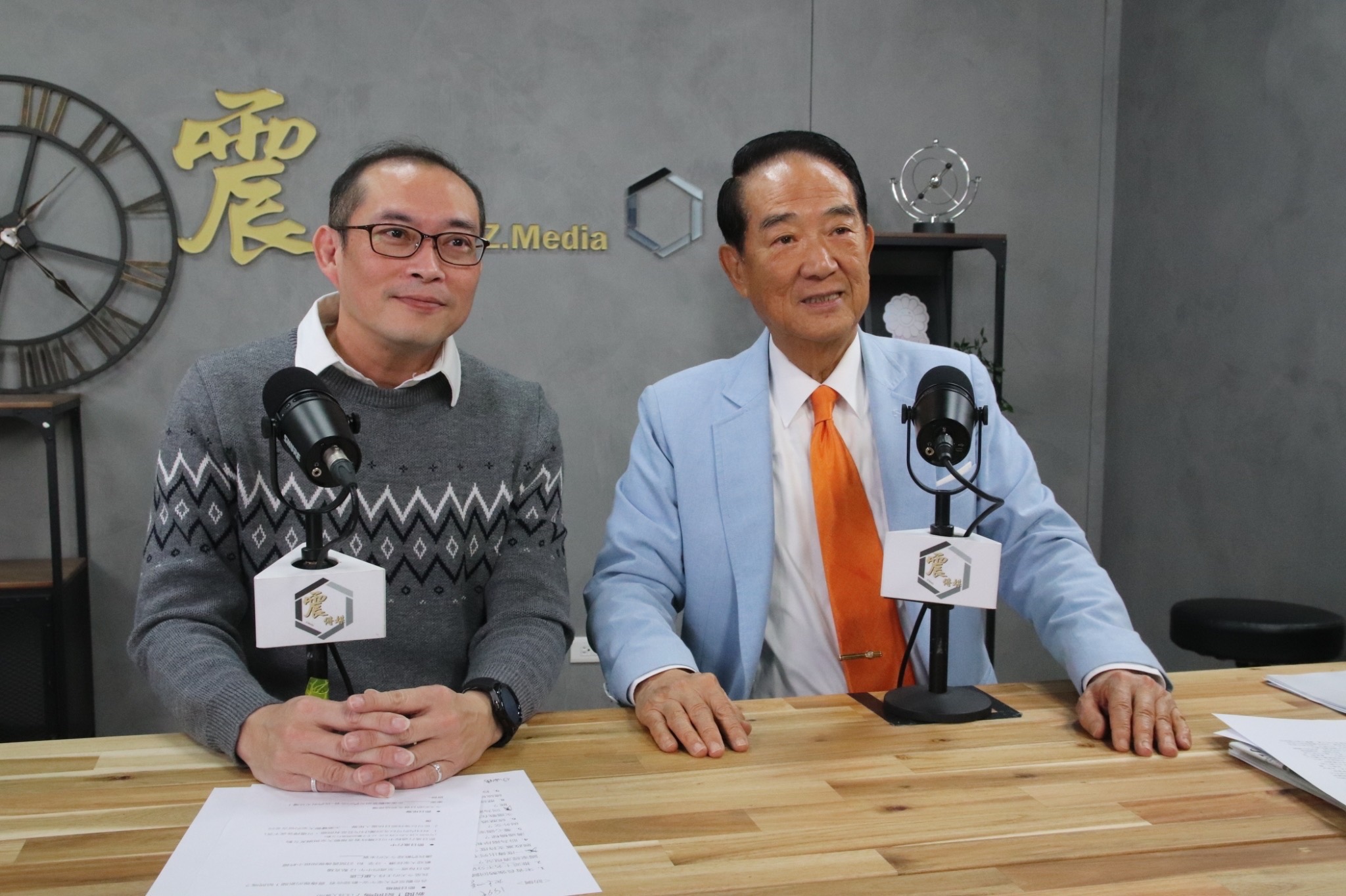 宋楚瑜回憶當時他的副總統候選人林瑞雄便將退出美國籍影本證明交給他。(親民黨辦公室提供)