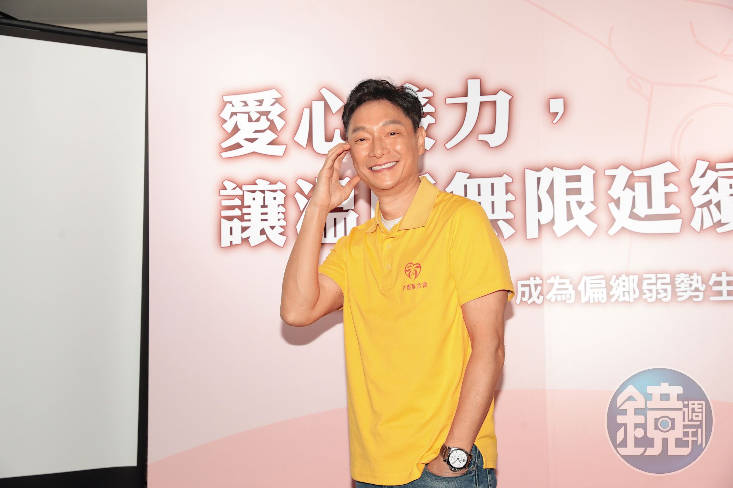謝祖武邀請大家多打電話關懷長輩。喂~才不是,這是現在流行的臉頰愛心好嘛。