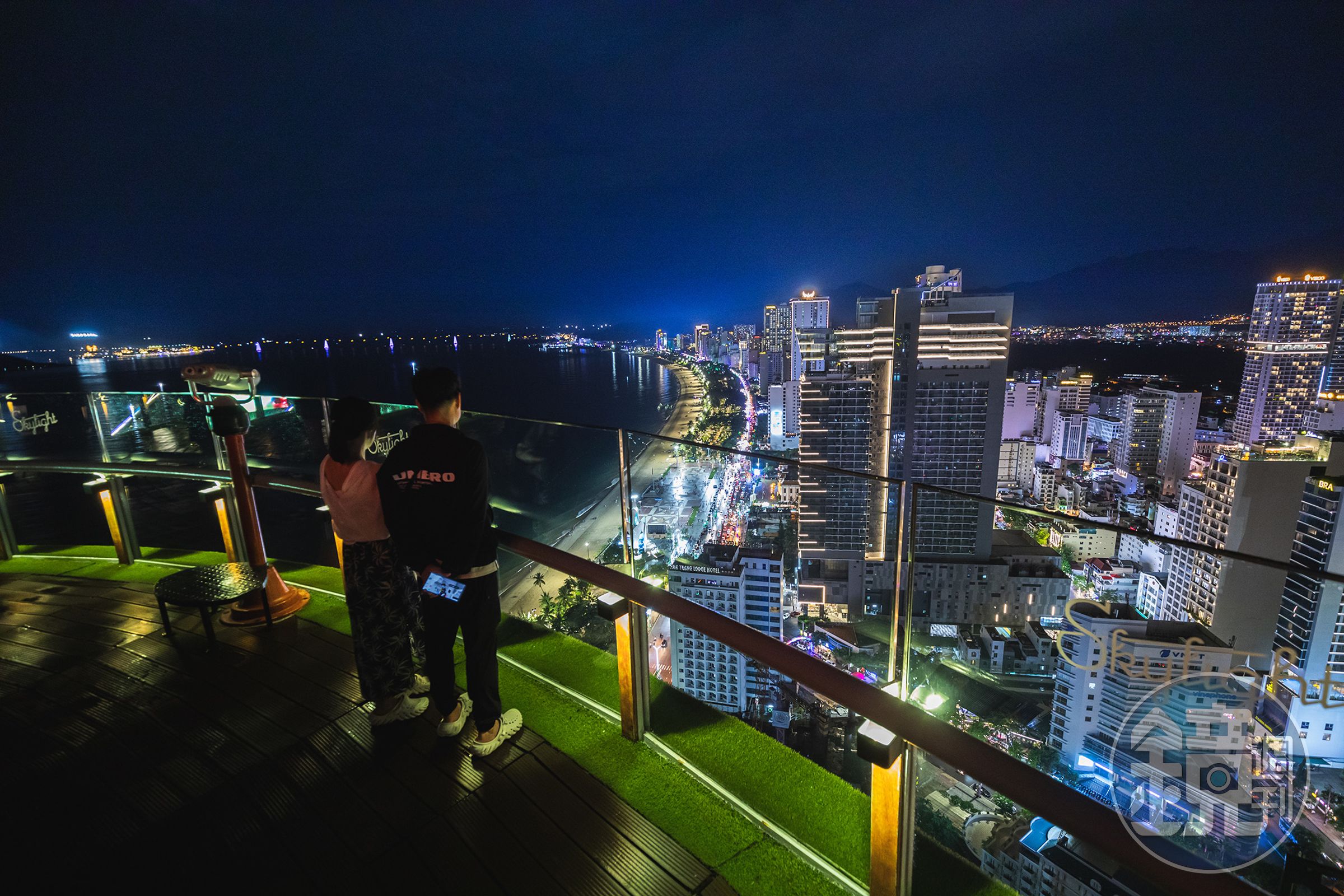 集合酒吧、餐廳與360度觀景台的「Skylight」，是眺望芽莊市區與海灣景色的最佳去處。