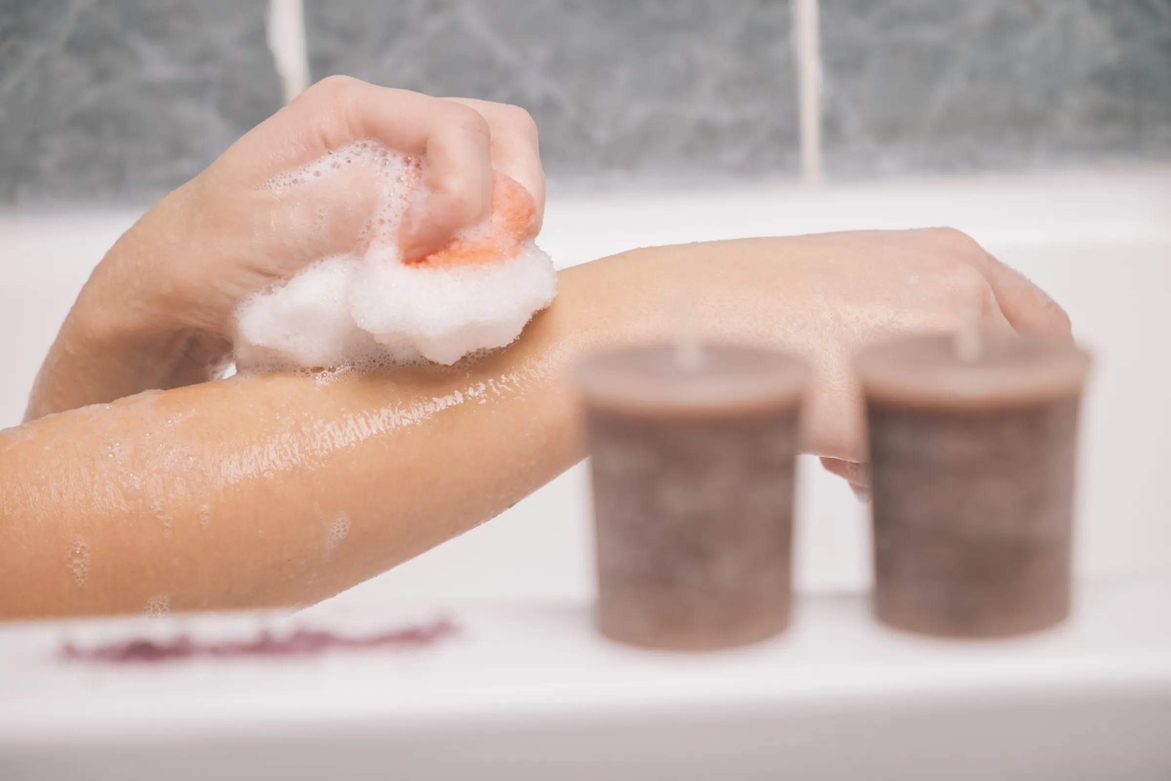 一名女網友透露自己洗鴛鴦浴時,習慣尿在男友腿上當作情趣。(示意圖,photoAC)