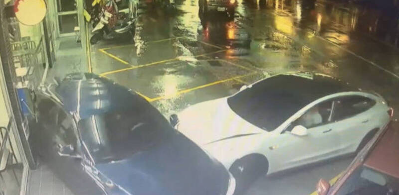 鄭男駕駛白色特斯拉，連續5次衝撞BMW休旅車，硬生生將對方車子撞進超商裡。（民眾提供）