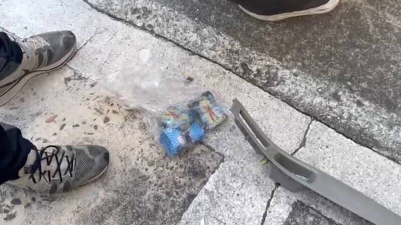 警方在被捅兩刀的王姓毒販車上搜出K他命126公克。（警方提供）