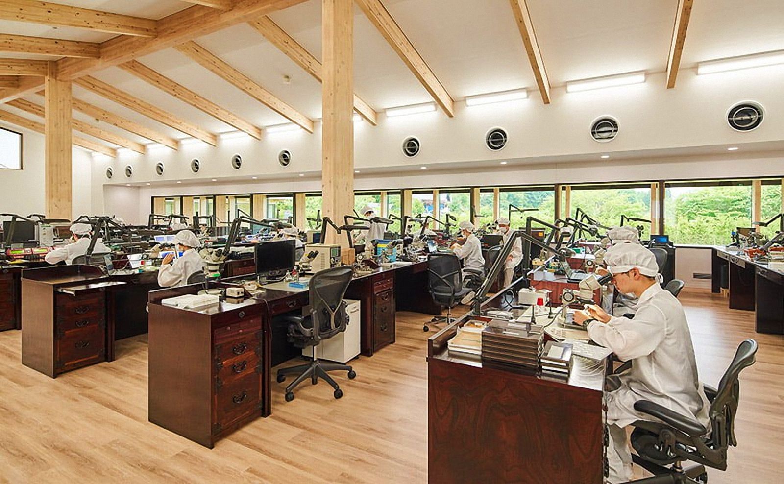 所有的雙衝擊擒縱系統均透過雫石高級時計工房的職人們手工組裝調校，並維持GRAND SEIKO一貫的高標準。