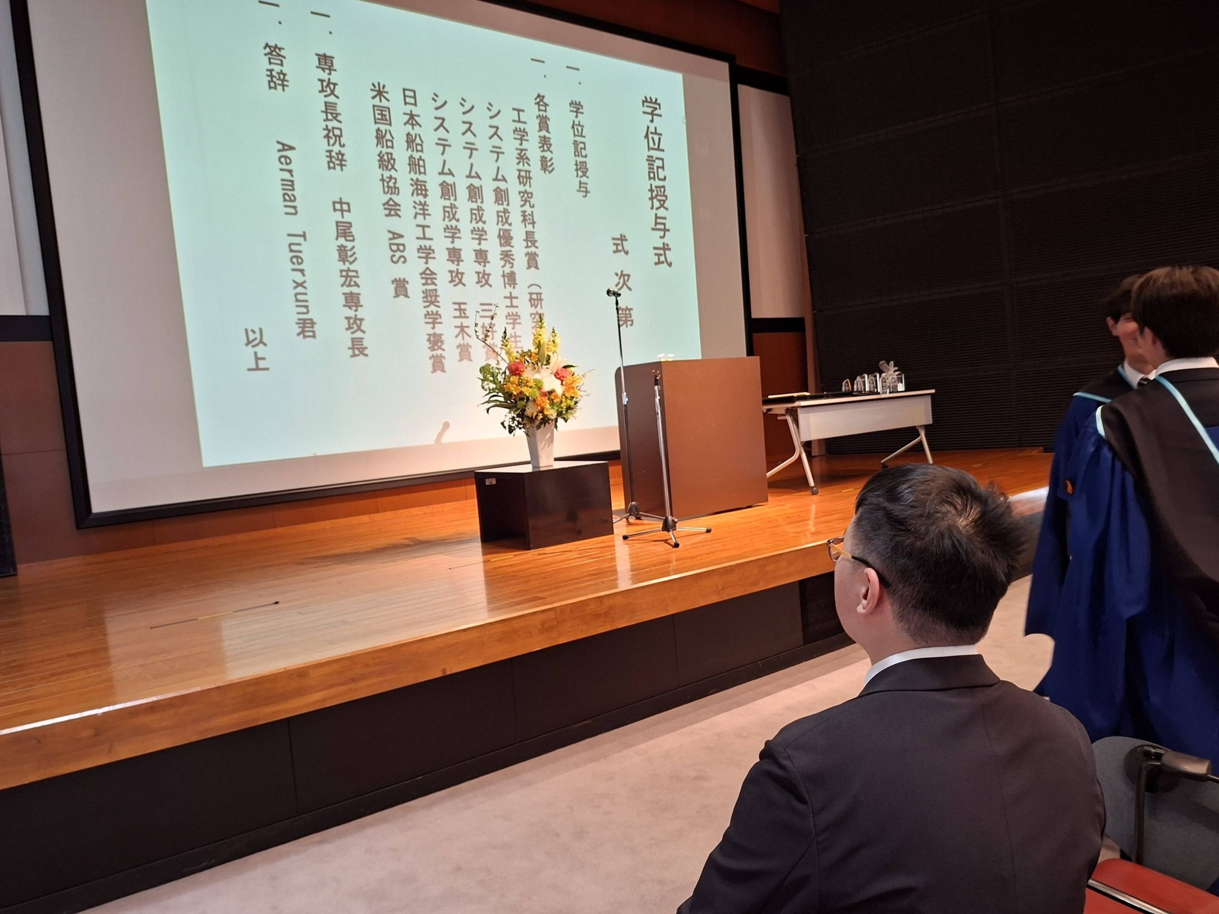 柯傅堯參加畢業典禮背影照。（翻攝陳佩琪Peggy臉書）