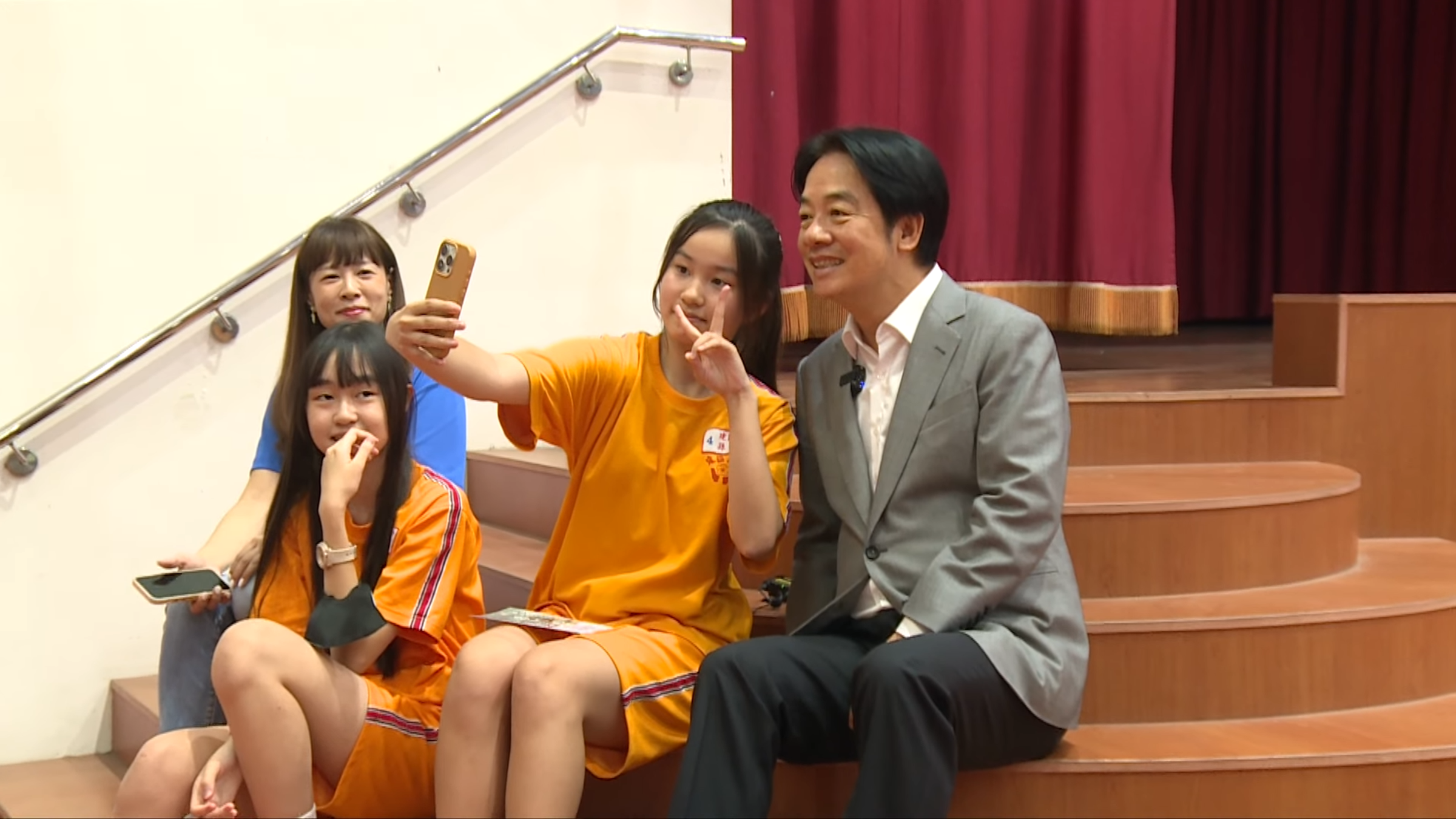 賴清德與2024總統教育獎得獎學生孫瑜蔓自拍合影。(翻攝自YouTube @presidentialoffice)