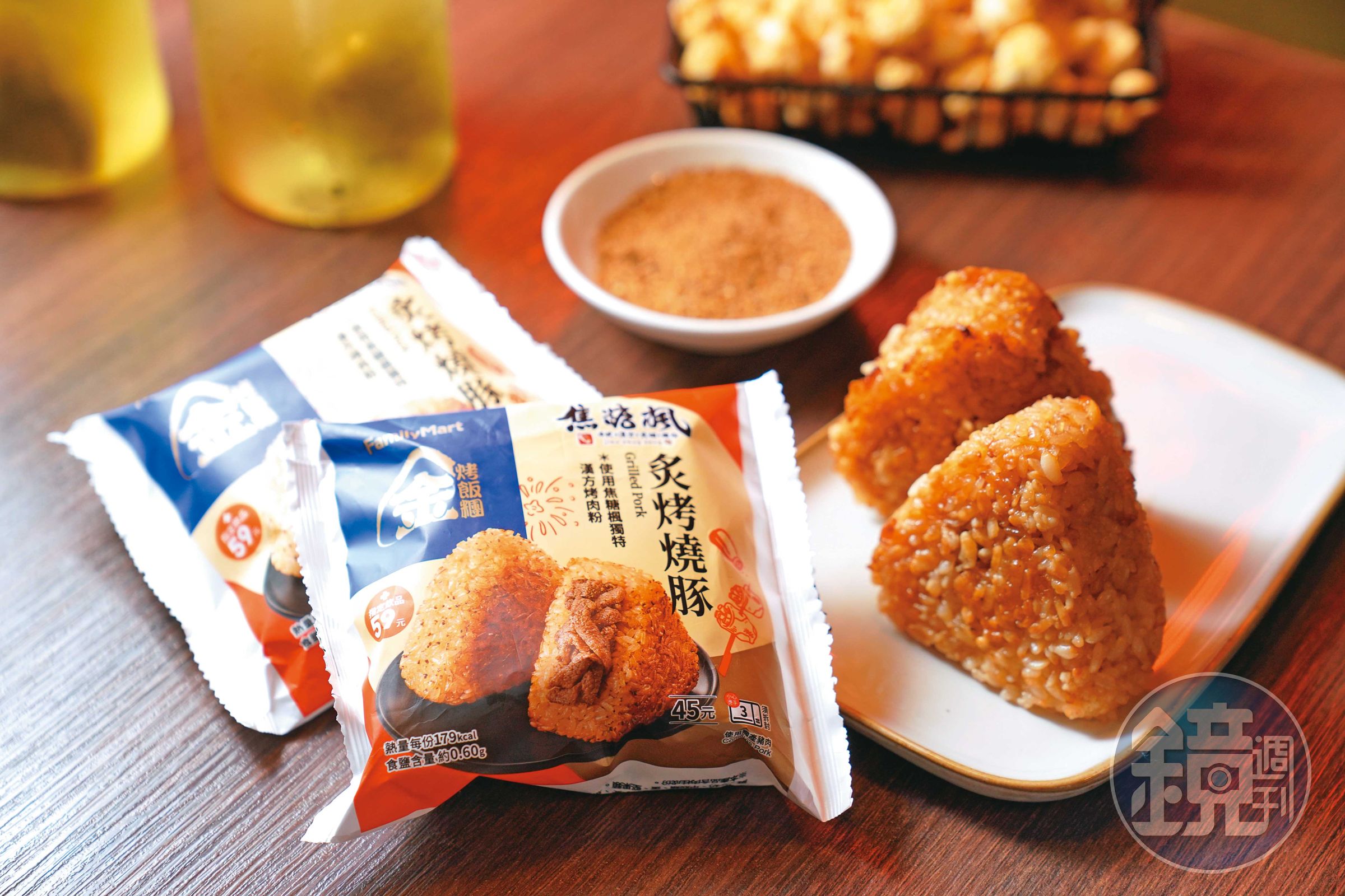 焦糖楓與全家便利超商推出炙烤燒豚飯糰、熱狗等鮮食。