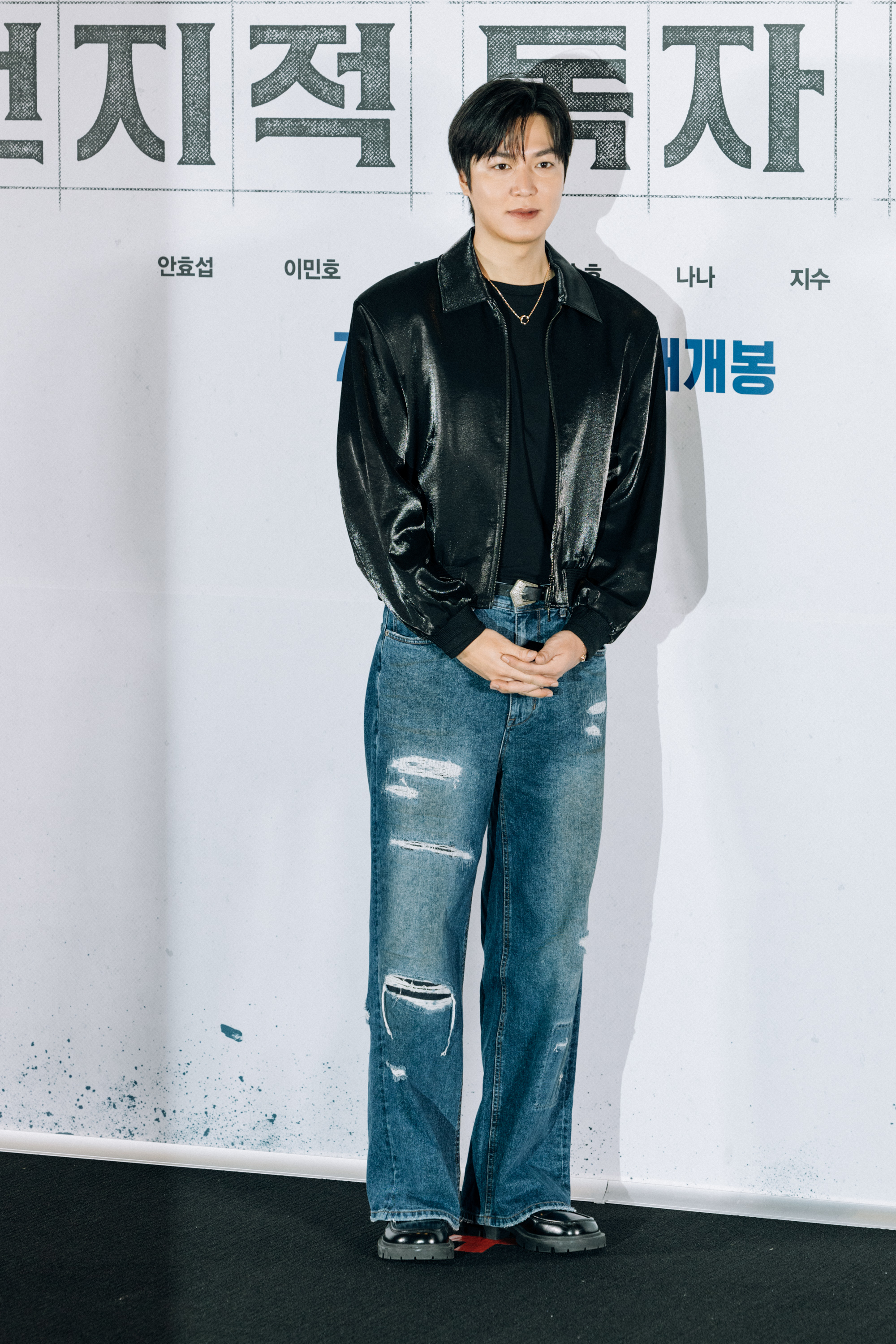 李敏鎬是主演群中的「前輩」，他說在現場就像角色「劉眾赫」一樣，靜靜觀察著大家。（采昌國際多媒體提供）