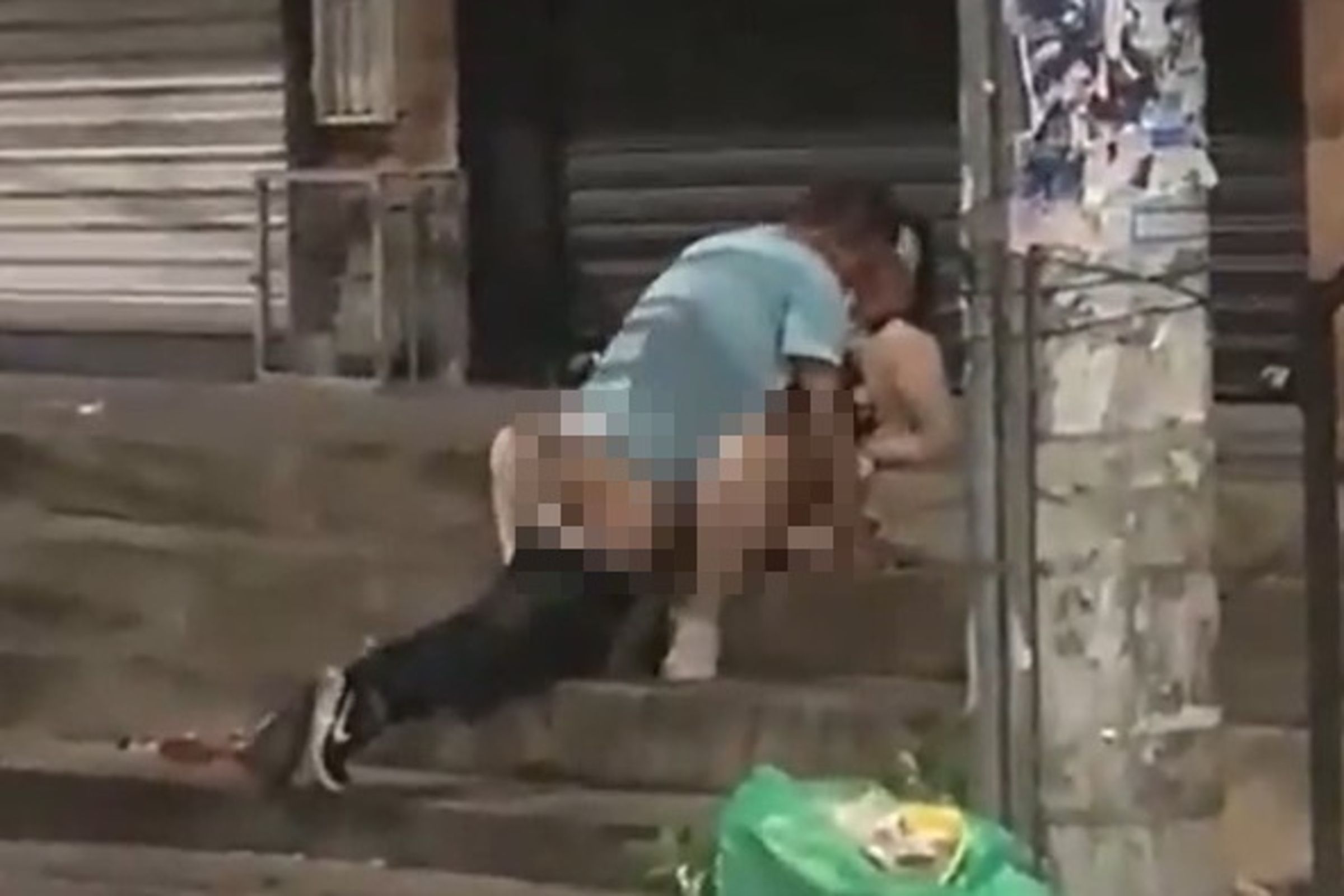 哥倫比亞一對男女在馬路邊人行道忘情連結，讓當地居民傻眼。（翻攝自X平台）