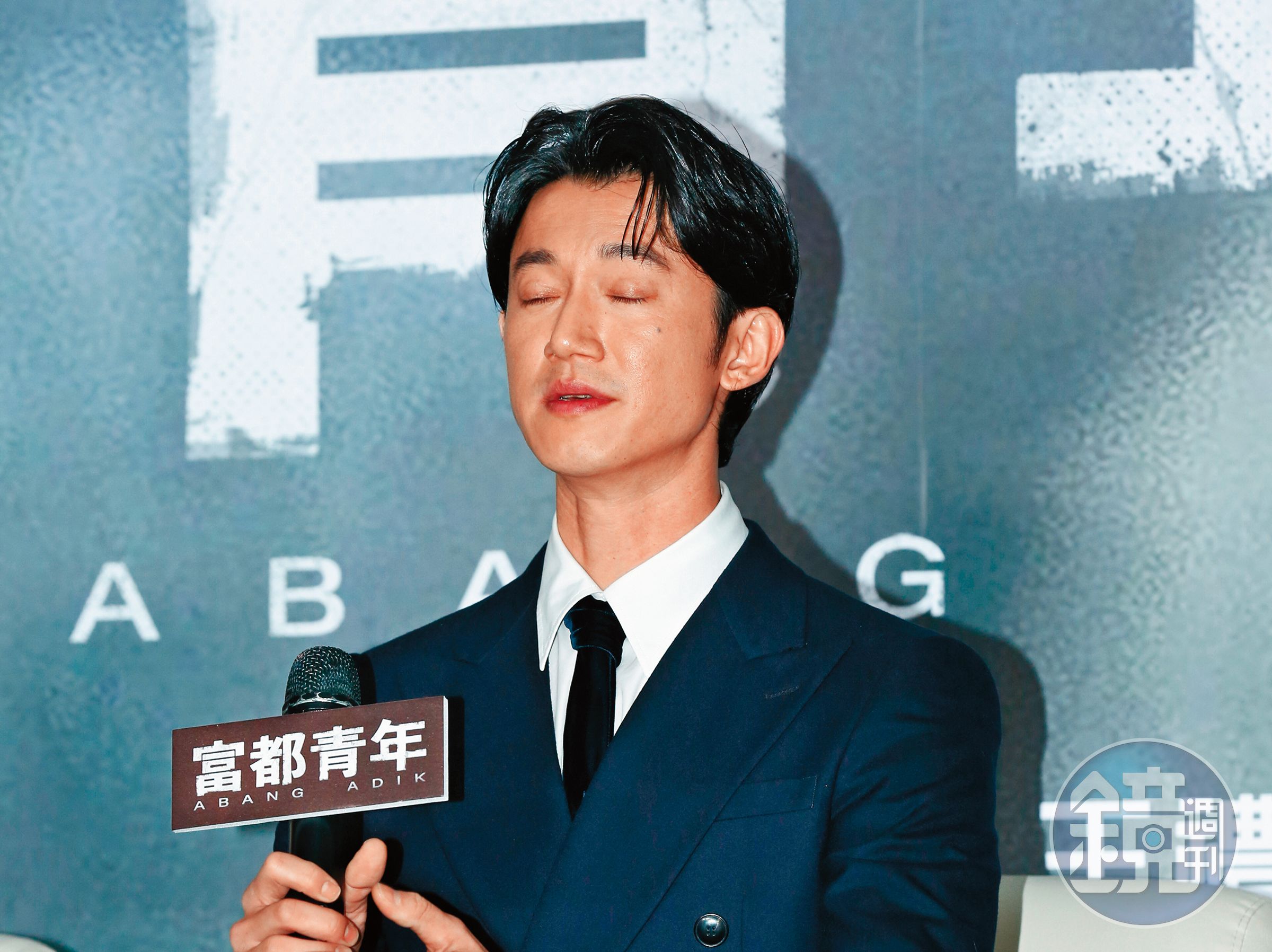 吳慷仁被突襲逼問與女友邵雨薇的婚期，來一招「裝睡的人叫不醒」應戰。