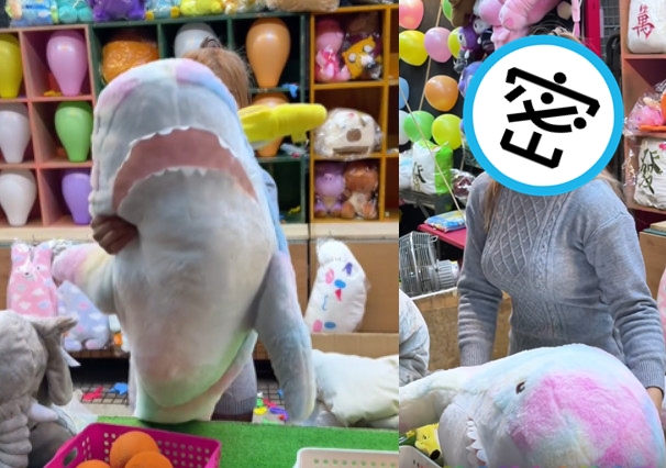 士林夜市遊戲攤位的打工少女長相甜美，身材火辣。（翻攝IG@lin._149）