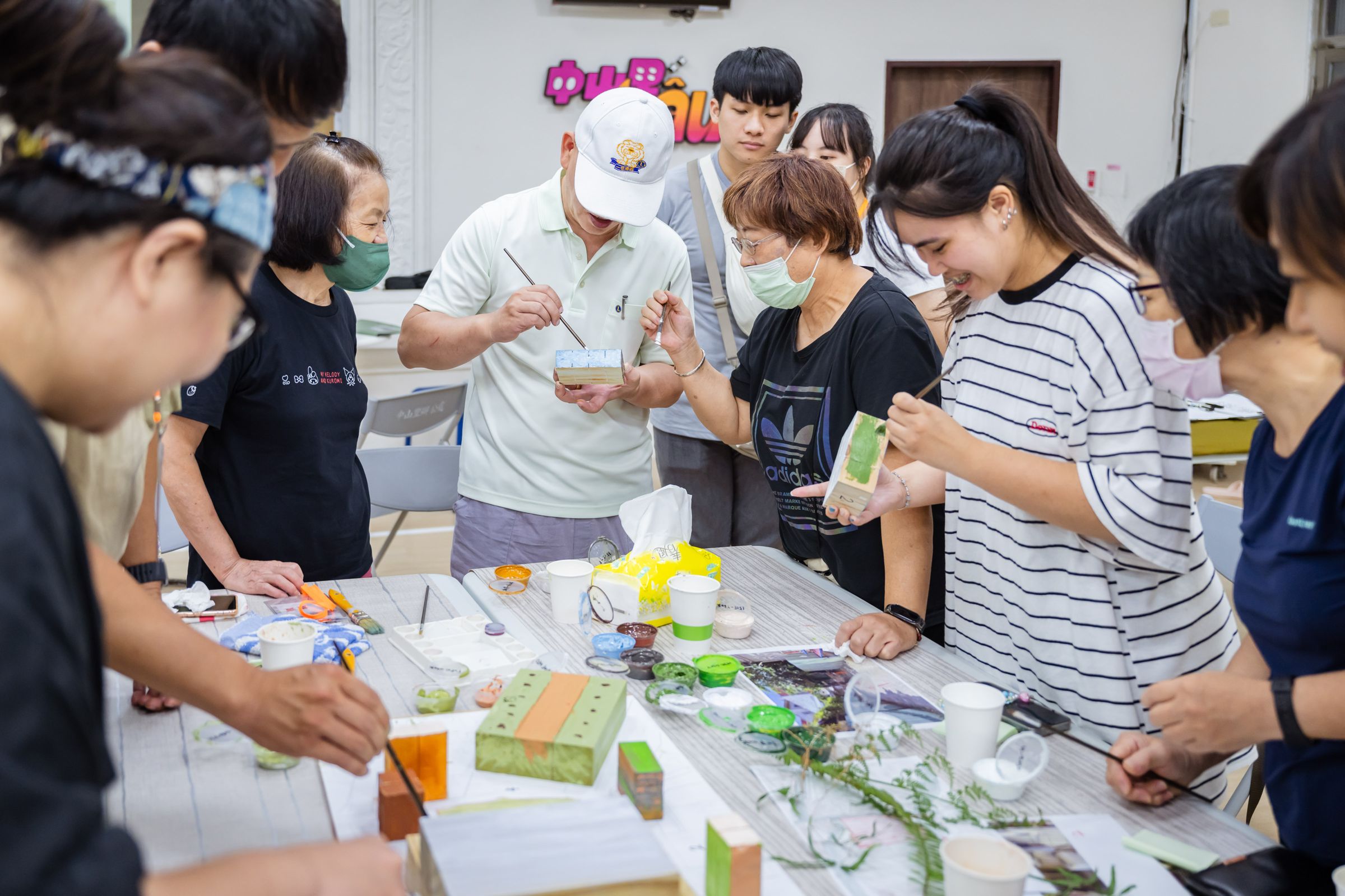 透過環境調查與居民參與,以「色彩」為切入點,展現新貌。