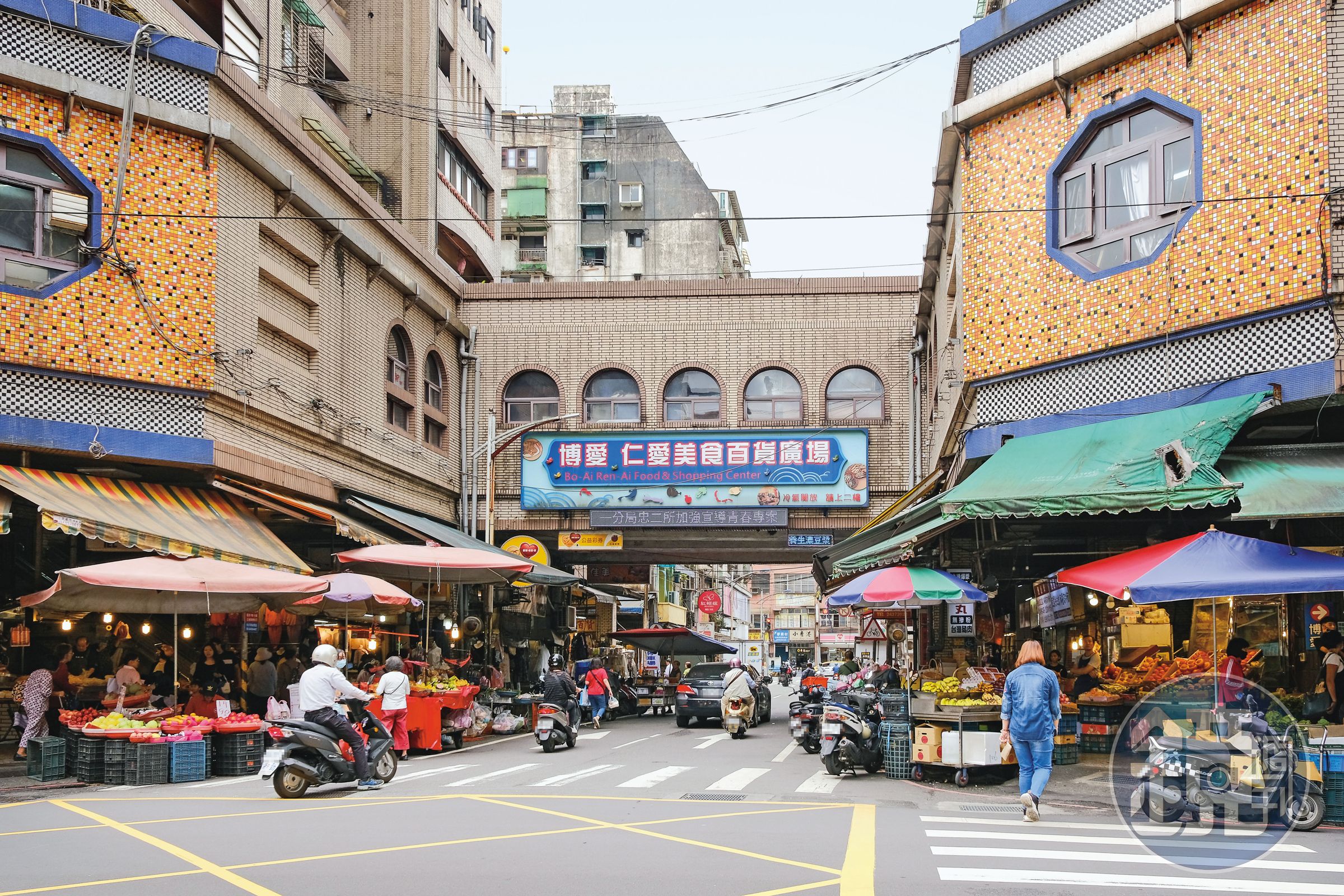 阿銘隱姓埋名，到基隆仁愛市場（圖）賣豬肉，卻因一根吸管，意外落網。