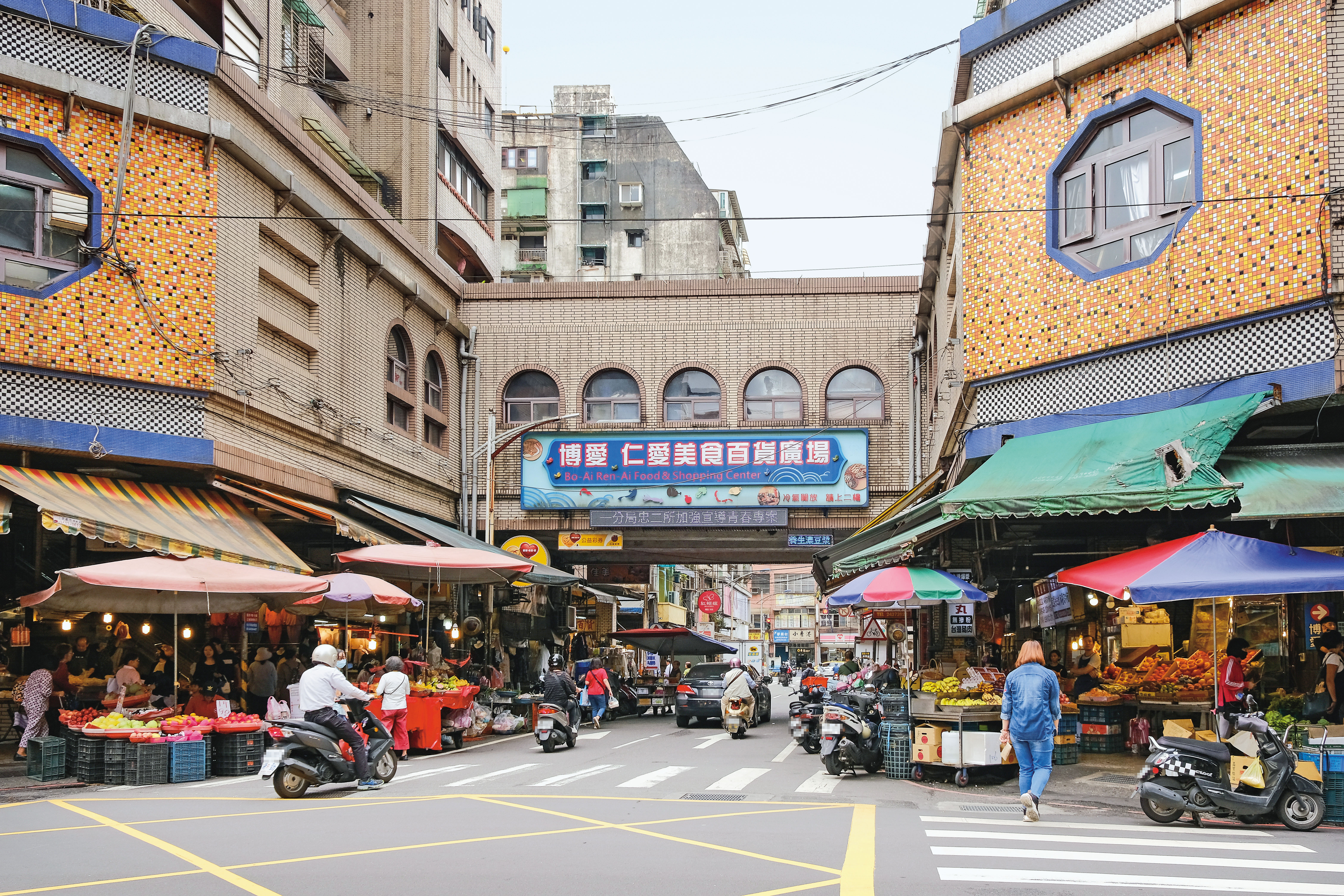 阿銘隱姓埋名，到基隆仁愛市場（圖）賣豬肉，卻因一根吸管，意外落網。