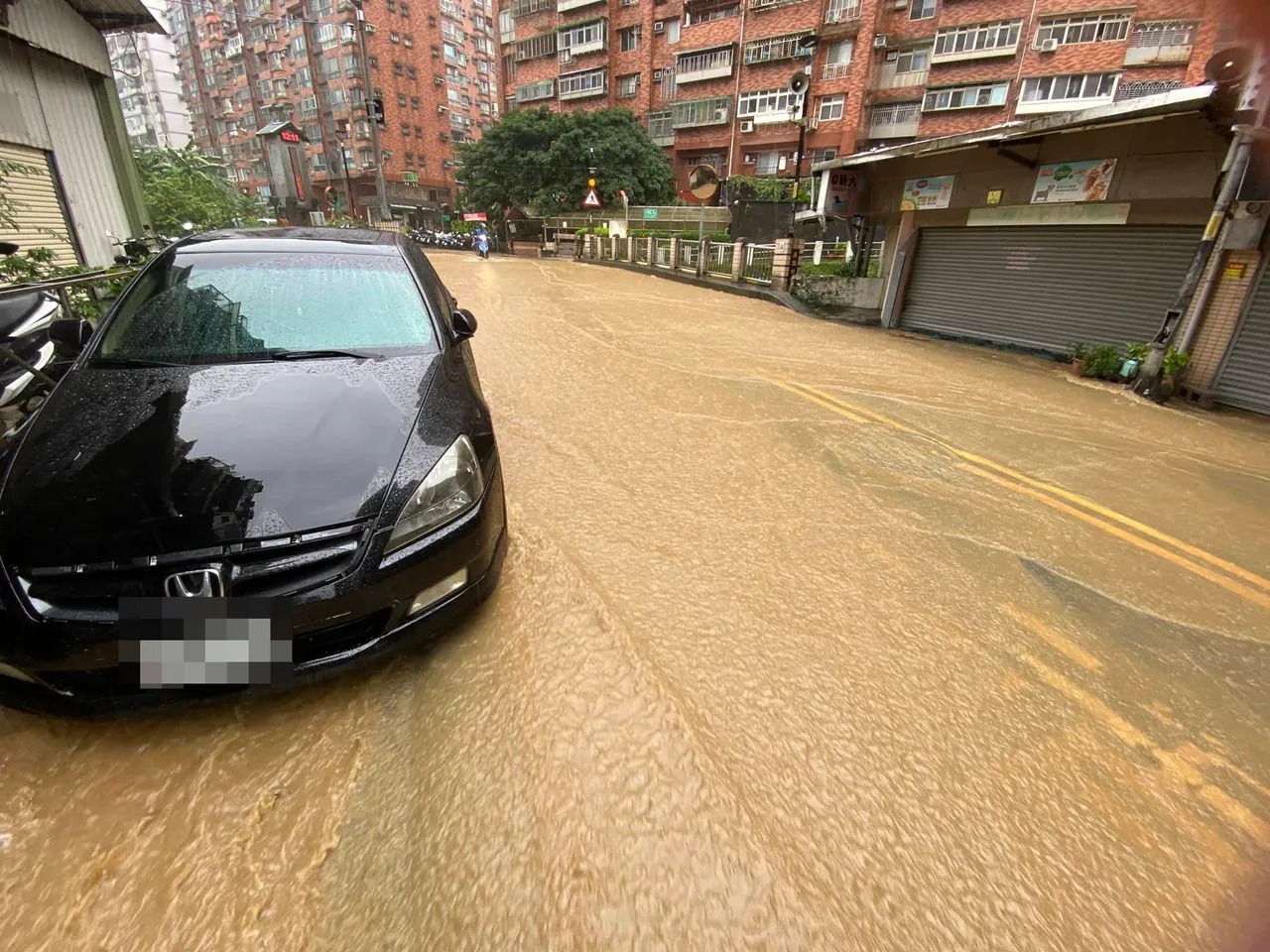 康芮颱風今(31日)下午已登陸台東,稍早汐止傳出淹水。(翻攝汐止集團臉書)