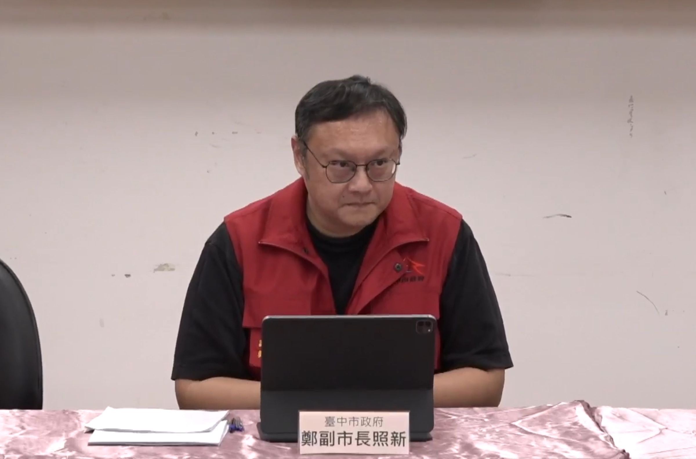 鄭照新還原事發經過,坦言此事屬動保處人員的重大錯誤。(翻攝自農業部直播)