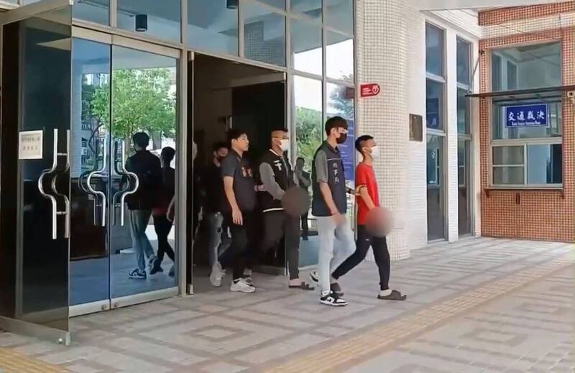 刑事局偵七大隊逮擔任車手集團首腦的弘仁會幹部陳威諭（紅衣者）。（警方提供）