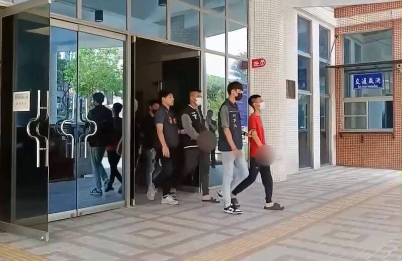 刑事局偵七大隊逮擔任車手集團首腦的弘仁會幹部陳威諭（紅衣者）。（警方提供）