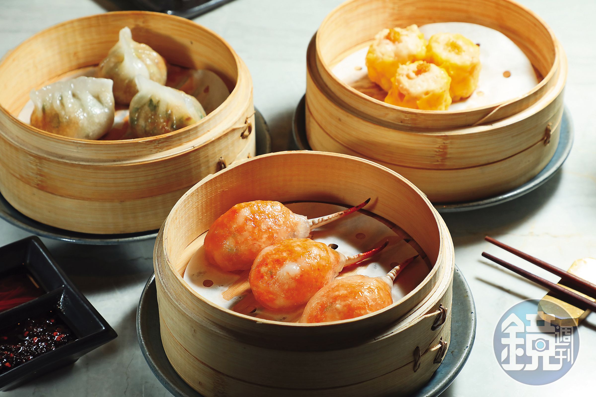 「鮮蝦蟹鉗餃」（前）是卅二公館的招牌點心，在早午餐中也有供應，「潮州粉果」（後左）、「燒賣」（後右）也很美味。