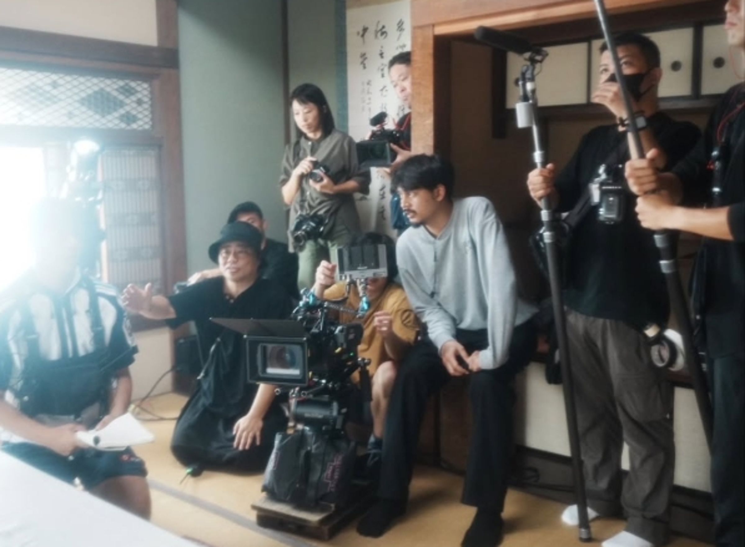 日本當地劇組人員數較少,一人得身兼多職。(翻攝自維拉奇通吉拉IG)