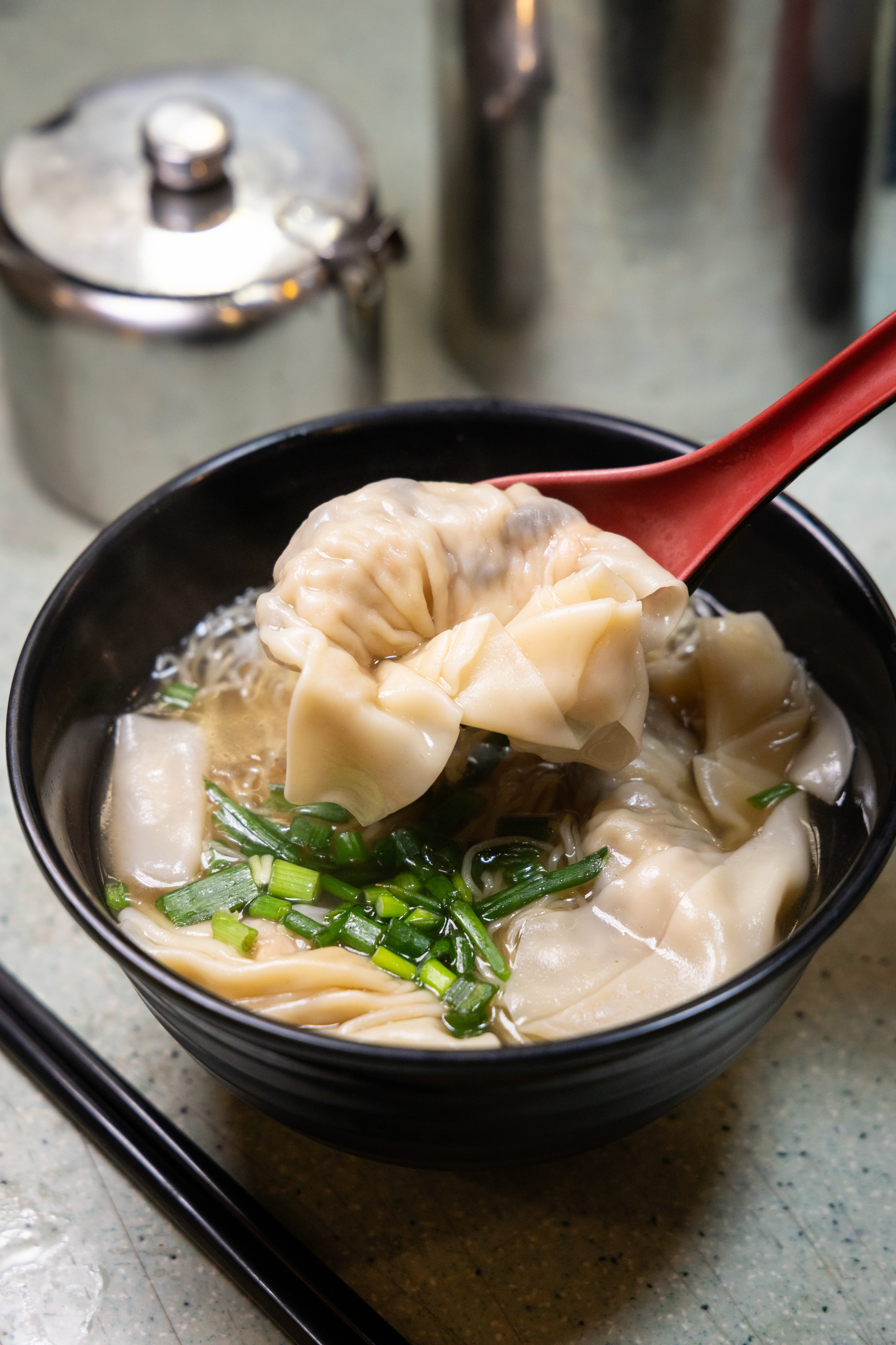 皮薄餡多的「鳳城水餃」非常大顆，包滿肉餡與木耳，可搭配粗麵、河粉或米線。（港幣28元／單拼、港幣34元／雙拼、港幣40元／三拼）
