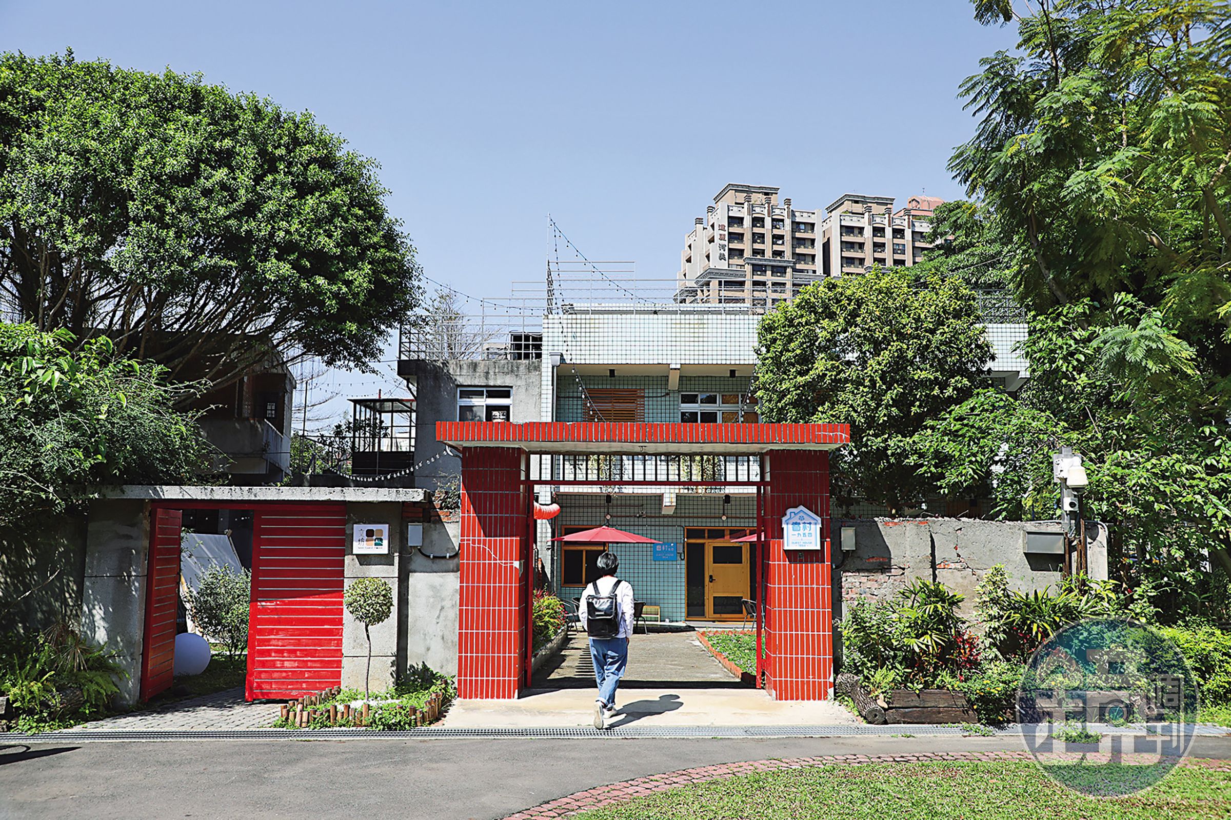 背包客棧「眷村1954」位於擁有寬闊庭院的老宅裡。
