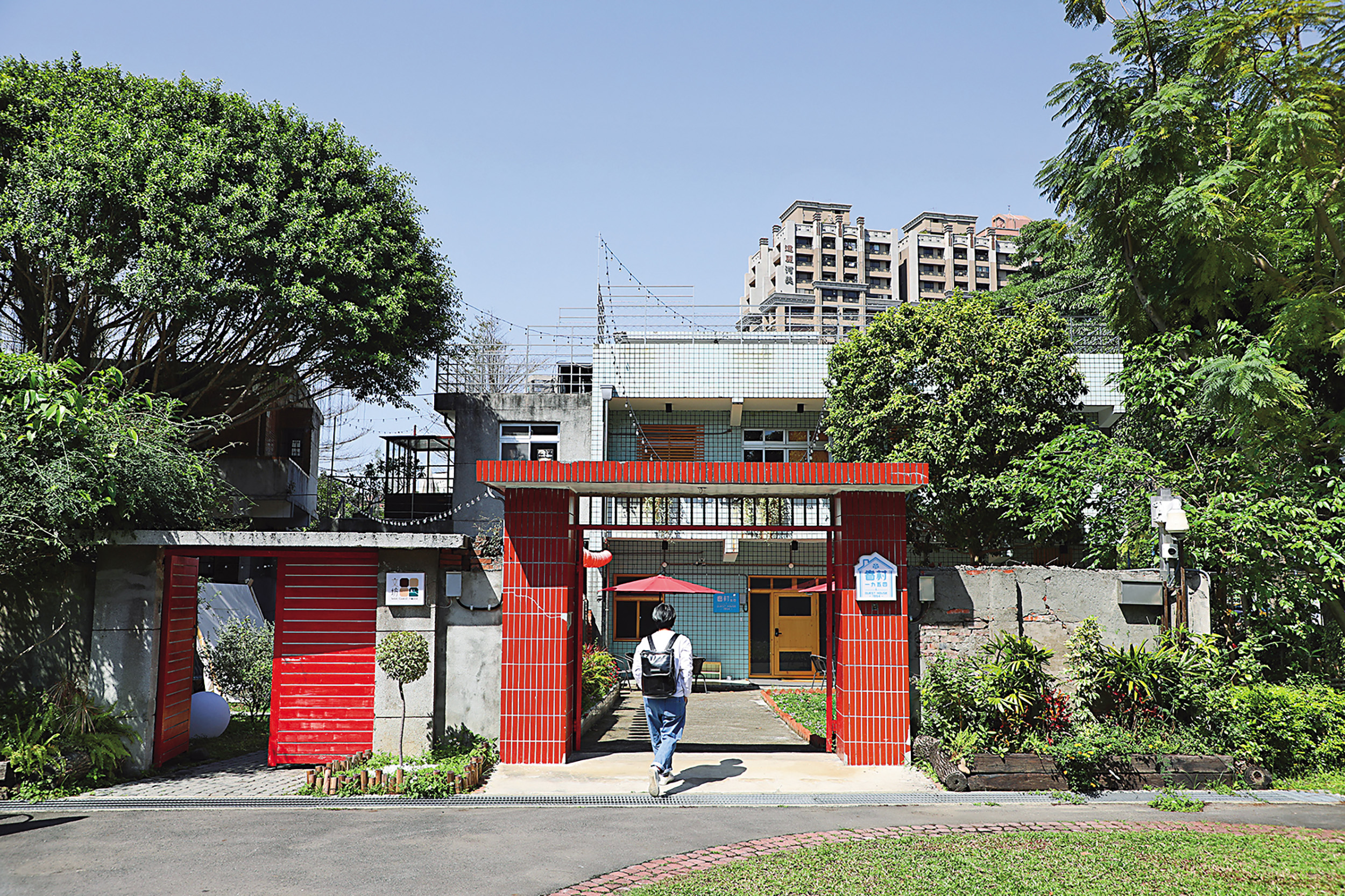 背包客棧「眷村1954」位於擁有寬闊庭院的老宅裡。