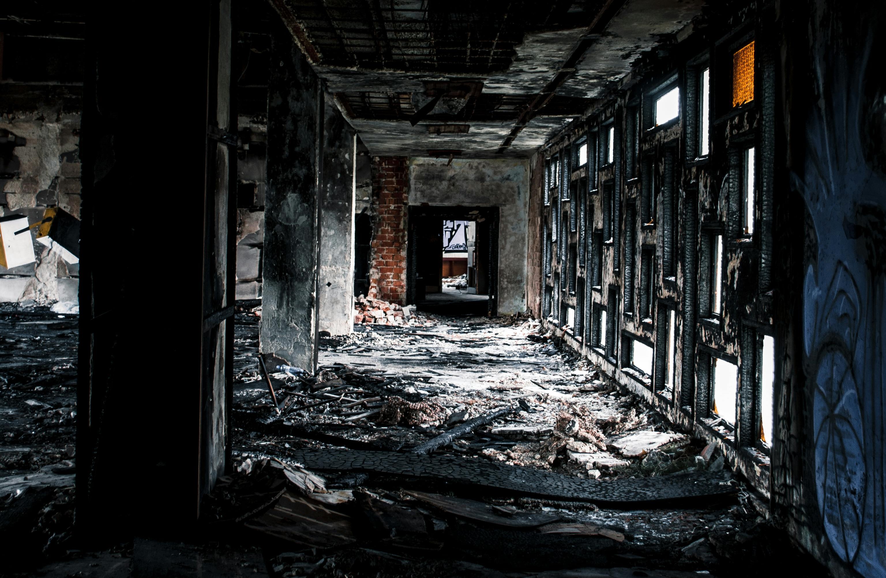 中國一處商場於去年整修時，意外在頂樓廢棄花壇挖出白骨，揭開28年前的失蹤懸案。（示意圖/pexels）