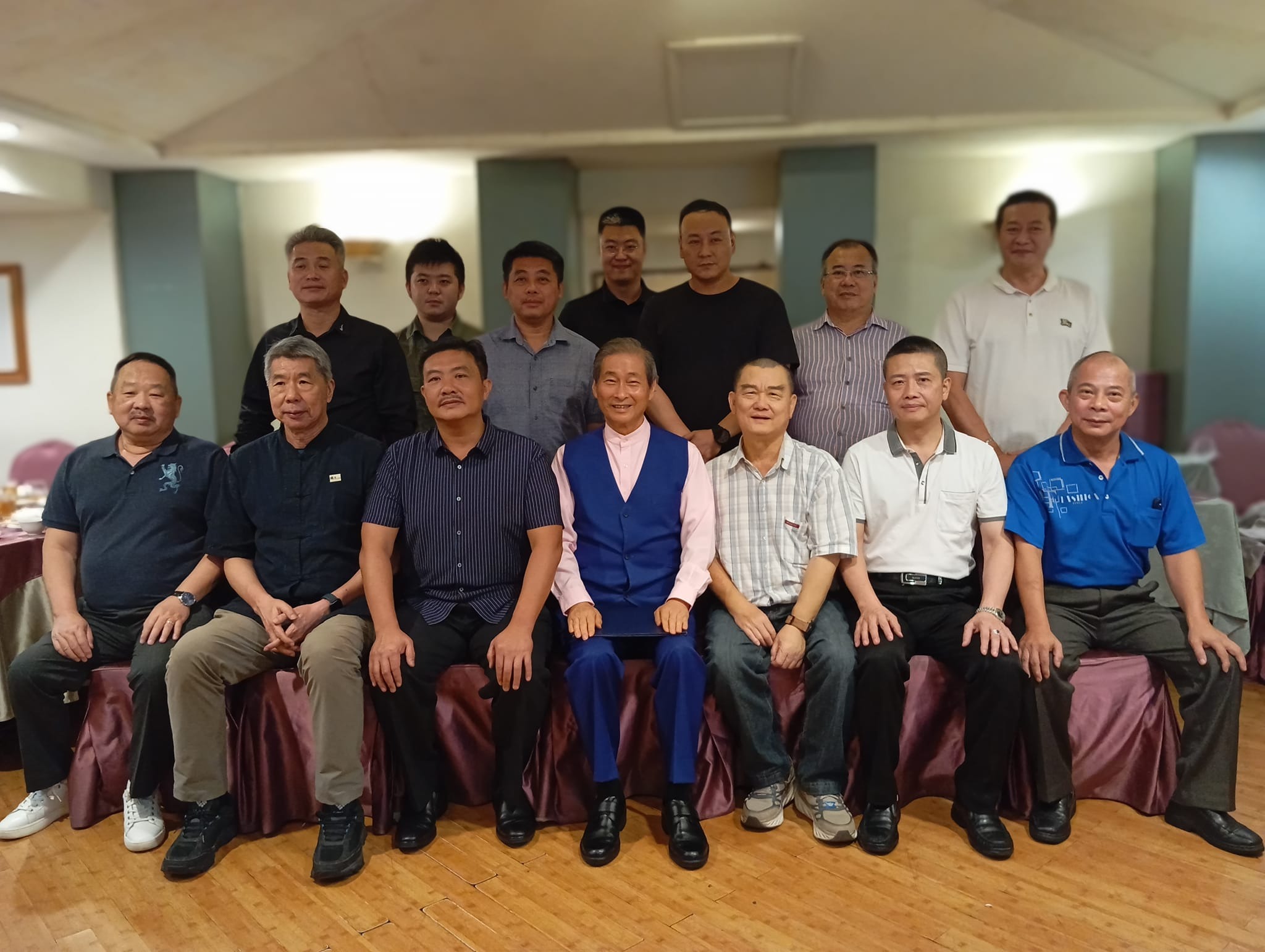 統促黨中央委員兼發言人張孟崇夫（前排右3）妻倆，因涉嫌收受中共7,400萬元對台進行滲透遭起訴。（翻攝自張孟崇臉書）