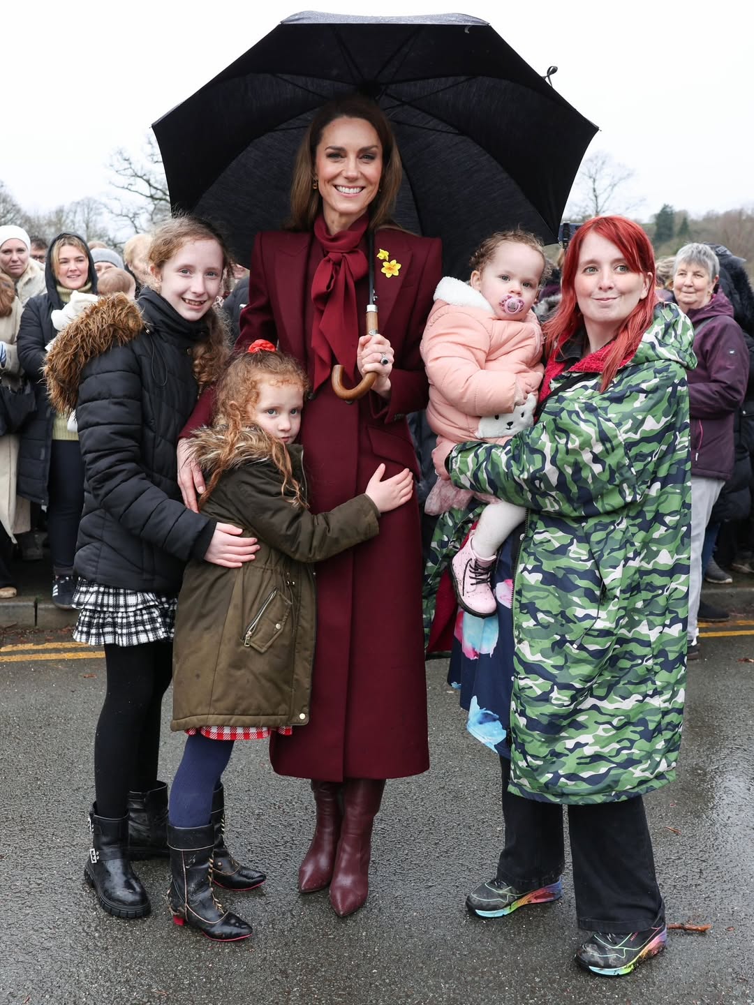 當天陰雨綿綿,但凱特仍受到當地民眾歡迎。(翻攝princeandprincessofwales IG)