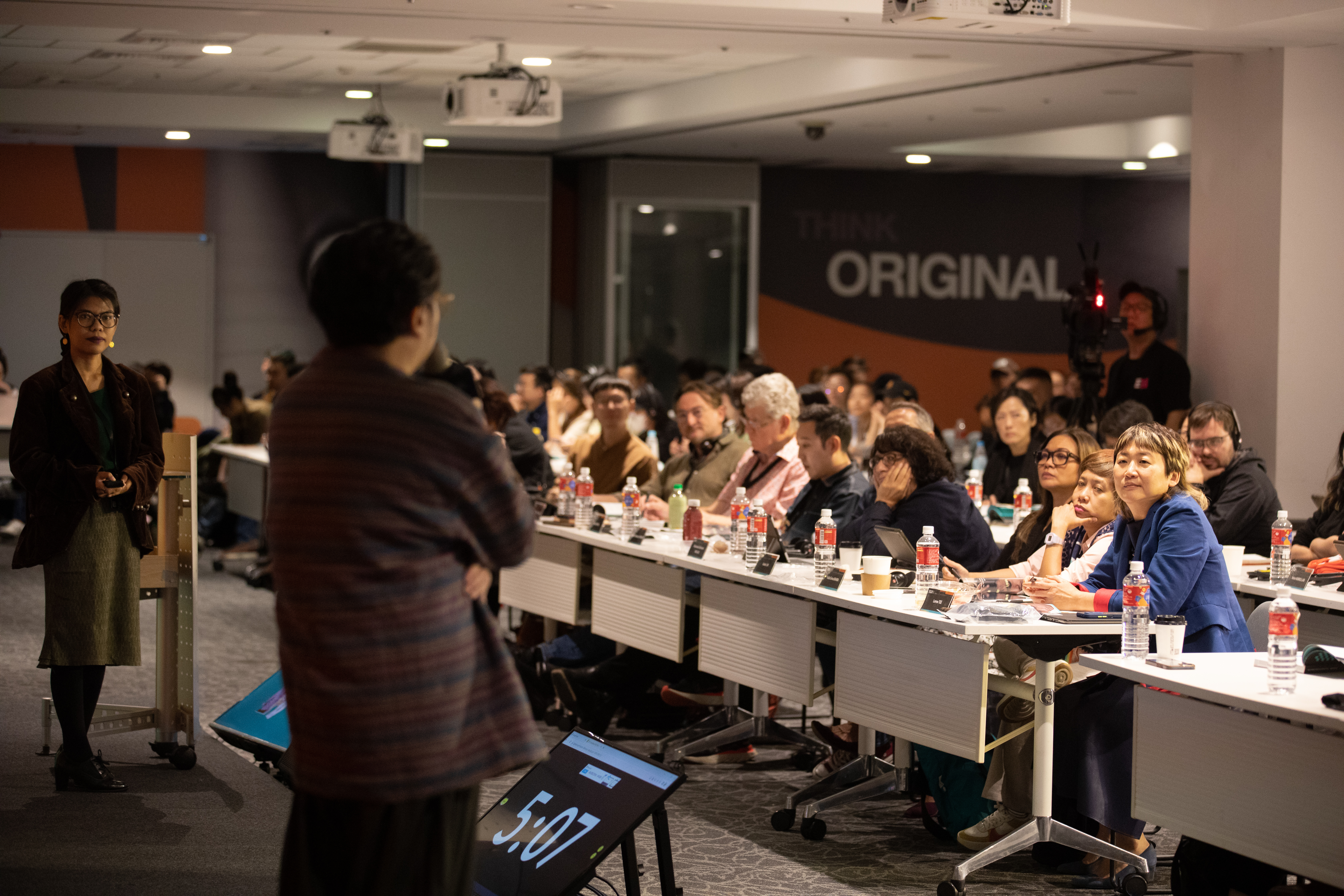 PITCHING提案大會邀請各國影視專業人士組成國際評審團，坐者右一為鄭碧雪。