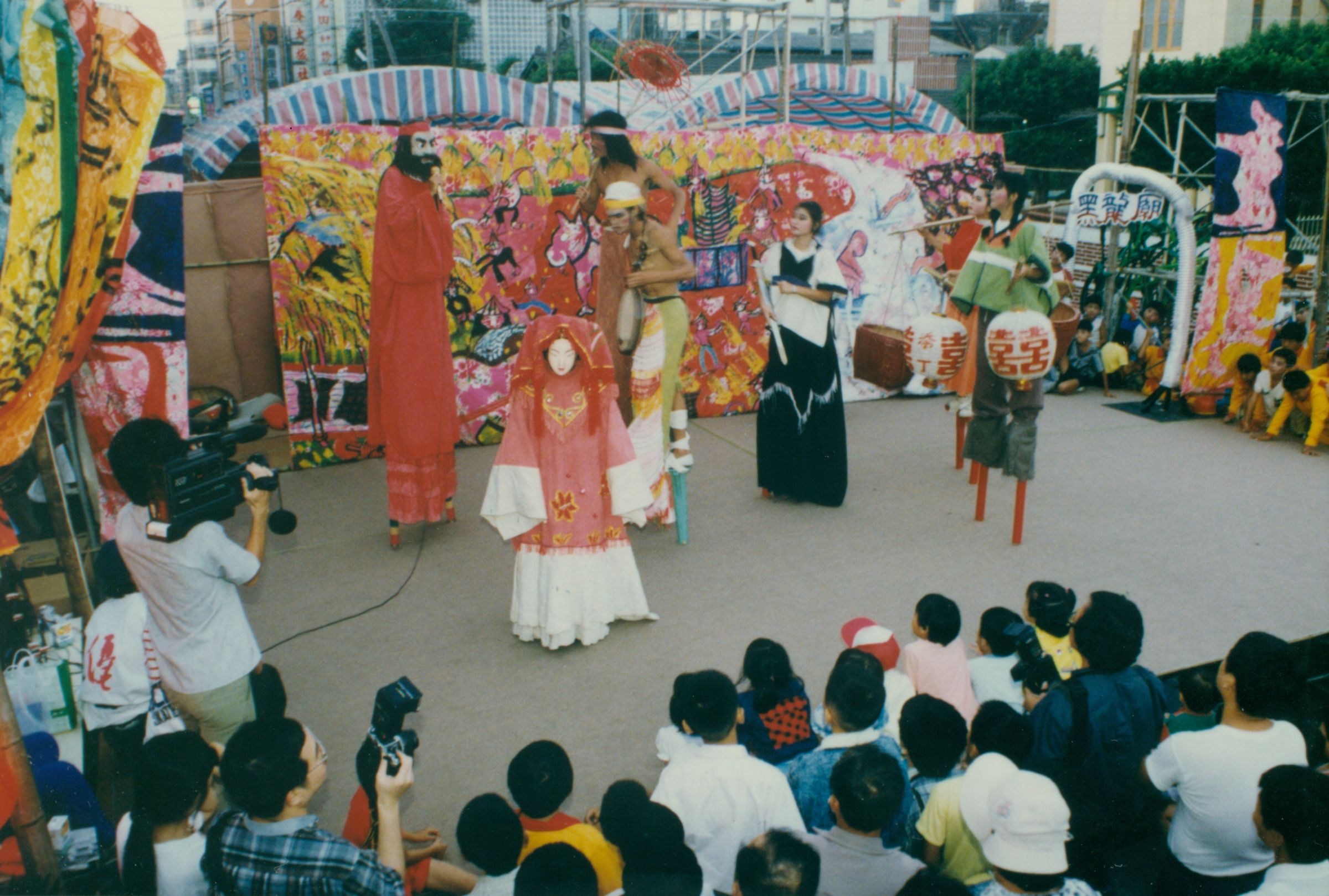 「溯計畫」中的《七彩溪水落地掃》於1990年巡迴台灣野台演出。（優人文化藝術基金會提供）