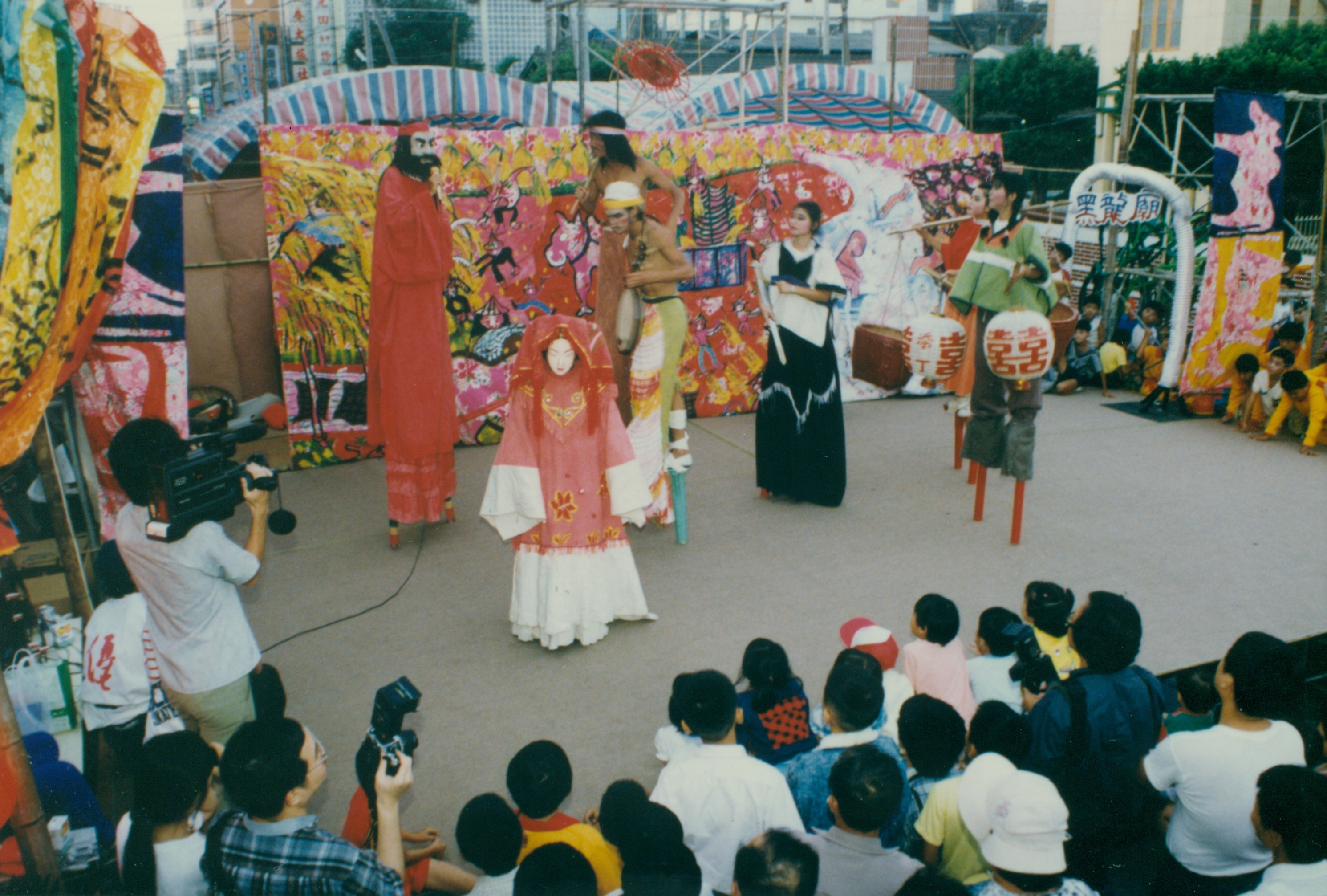 「溯計畫」中的《七彩溪水落地掃》於1990年巡迴台灣野台演出。(優人文化藝術基金會提供)