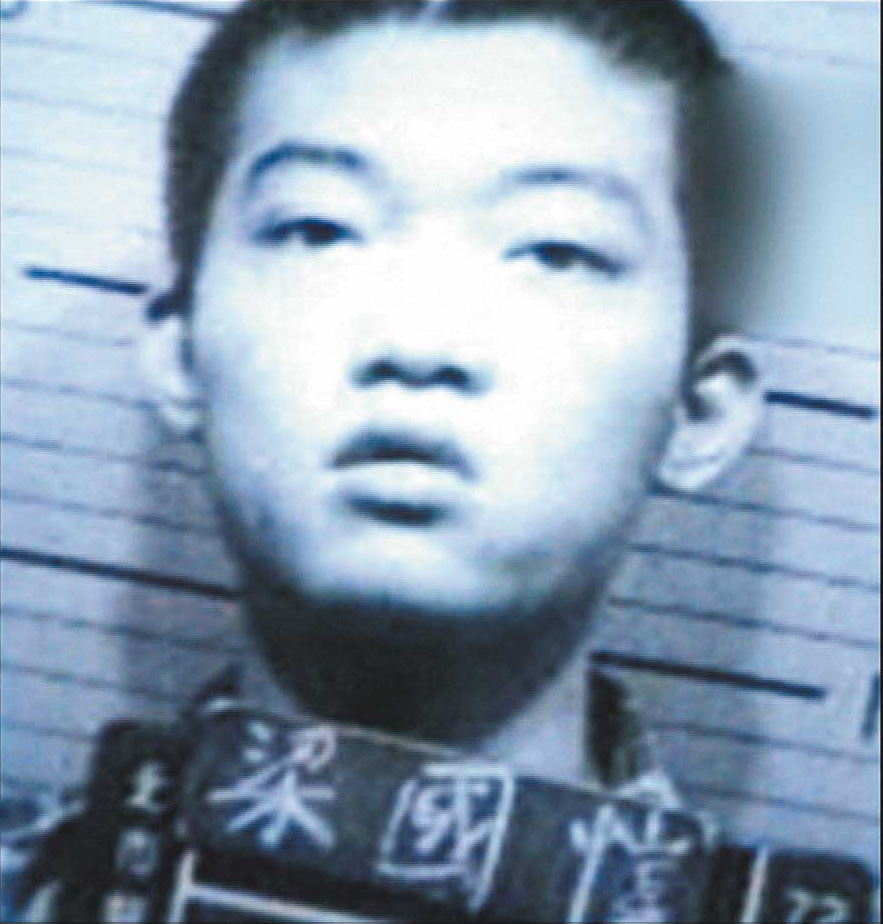 梁國愷綽號「珍珠呆」,曾被警方列為10大槍擊要犯之首。(翻攝畫面)