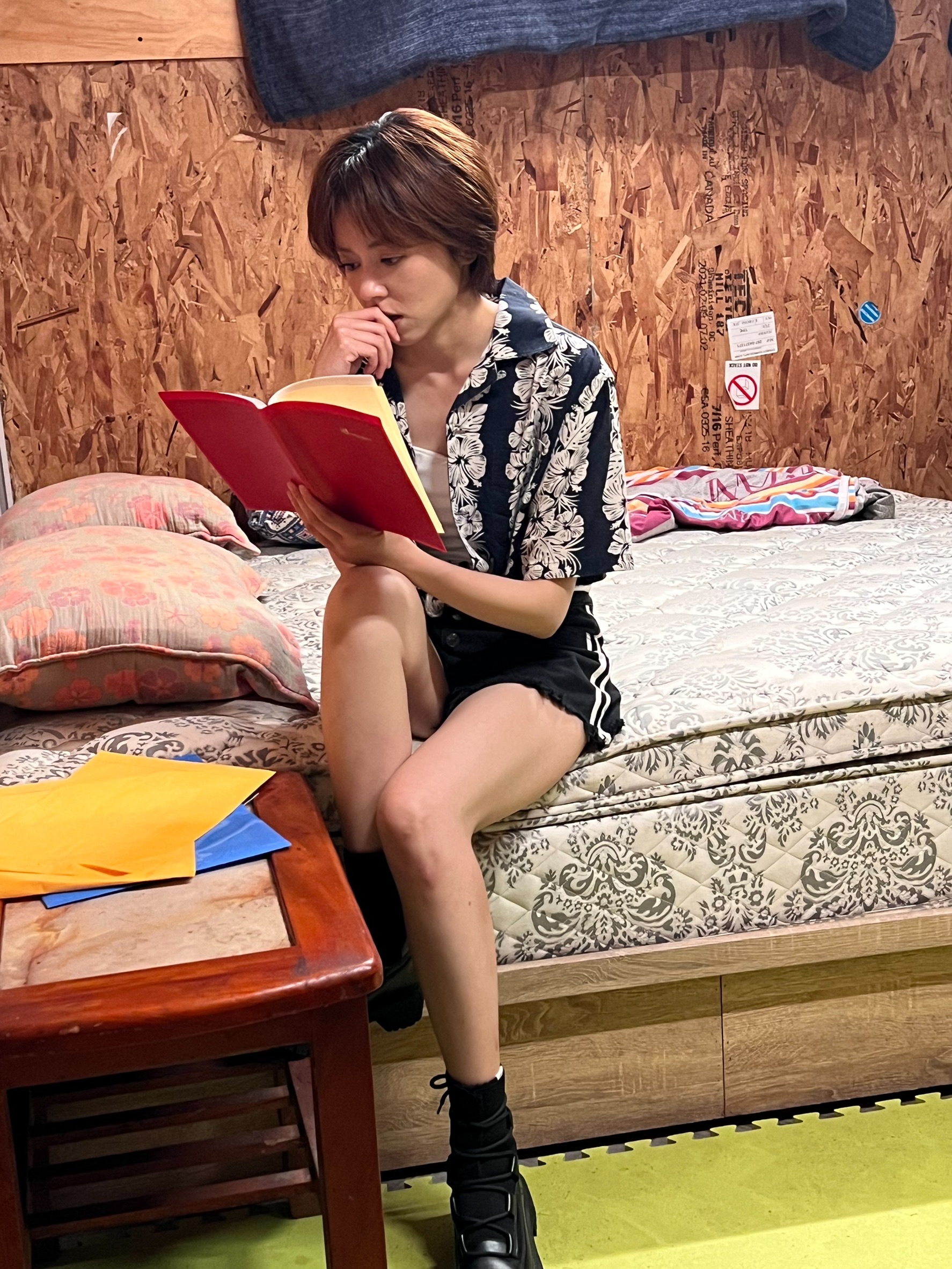 王瞳在木屋取景十分酷熱難耐。（民視提供）