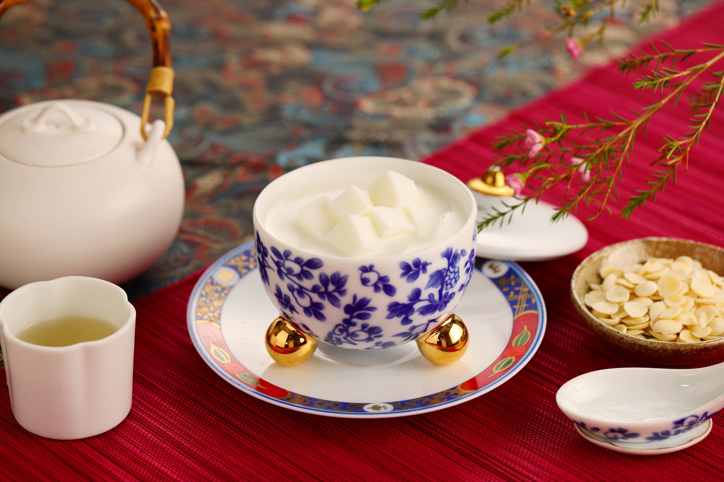 套餐尾聲以杏仁豆腐收尾,靈感取自1923年皇太子宴甜品「杏仁茶」,以花生與南杏細磨成漿,手工拌攪至綿密彈嫩,香醇圓潤,為整場饗宴留下優雅餘韻。