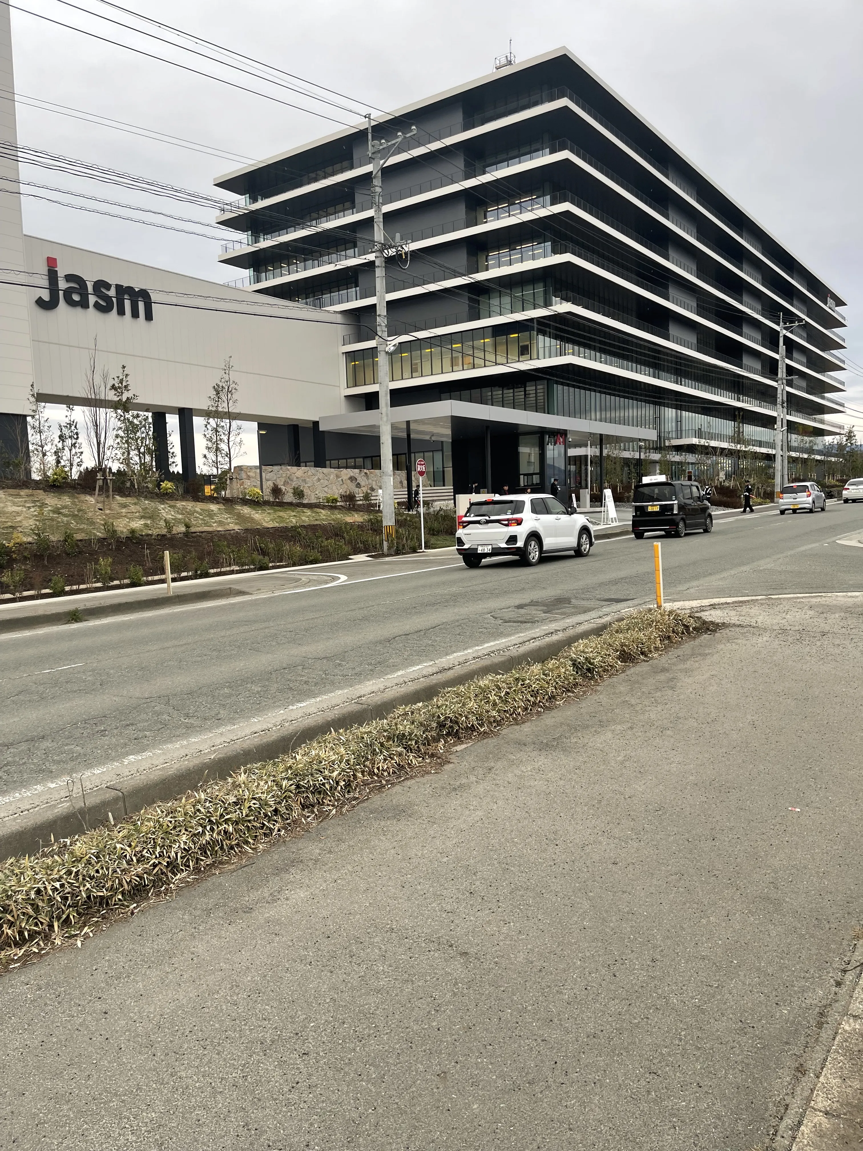 針對日本熊本大地震，台積電表示，建廠已經恢復施工，產線校正則在進行中。