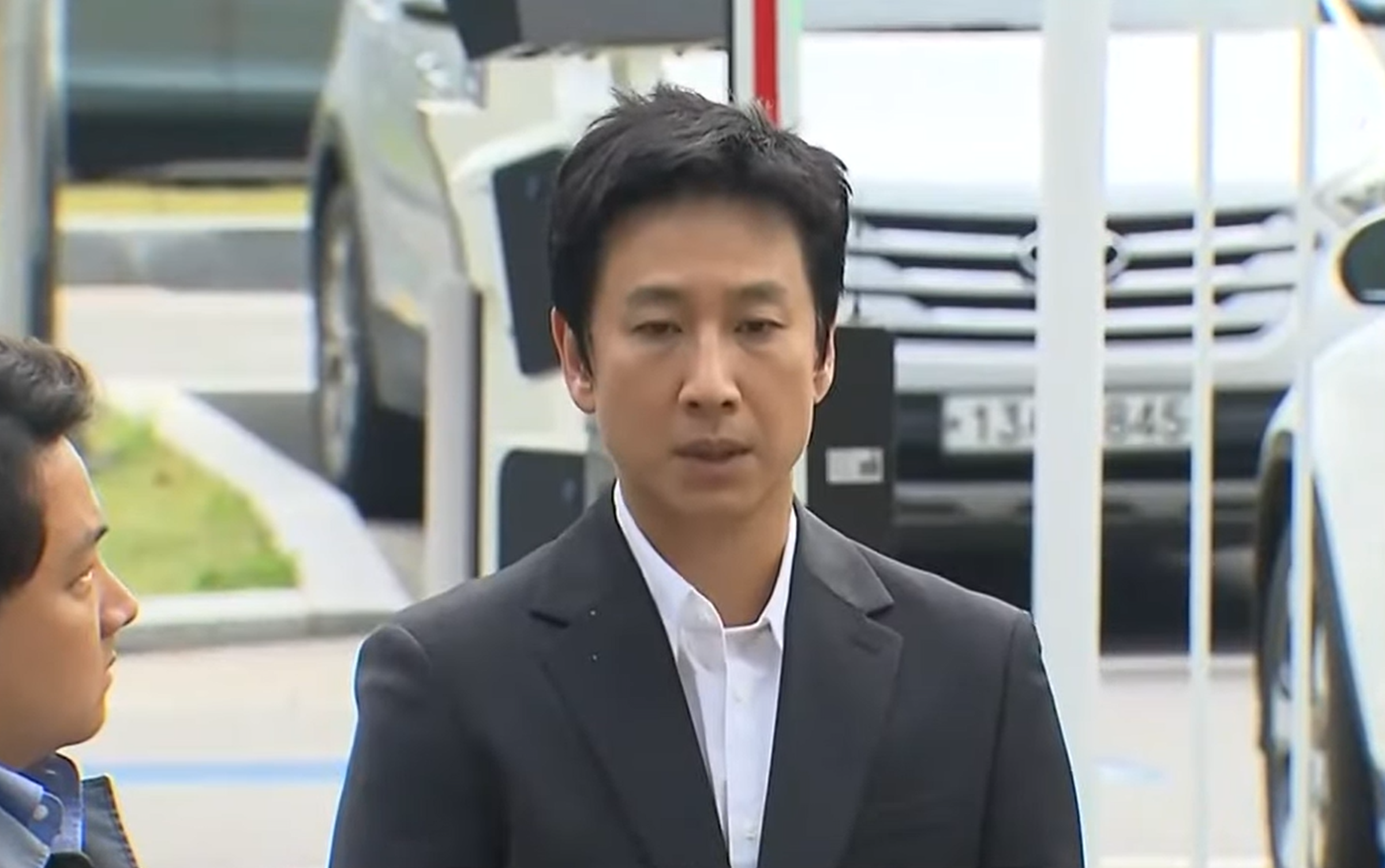 韓國演員李善均4日現身接受警方二度傳喚。（翻攝YouTube@ytnnews24）