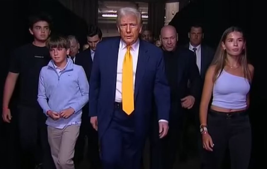 川普日前到邁阿密看UFC 314比賽，孫女凱伊（右）也一起觀賽。（翻攝kaitrumpgolfer IG）