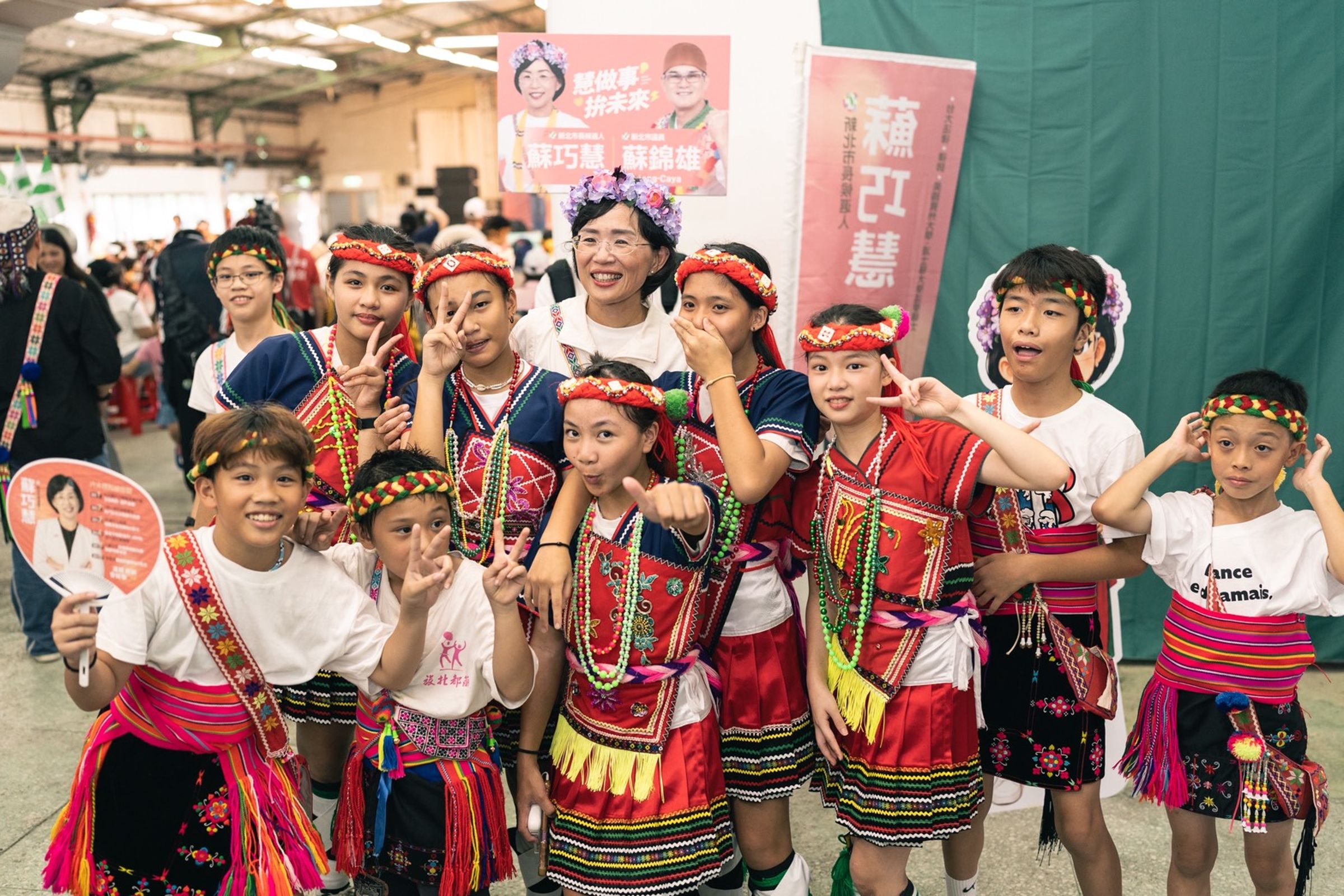圖為蘇巧慧參與原住民活動，與在場的孩子們熱絡互動，展現親和力，盼能將文化價值永續發揚。
