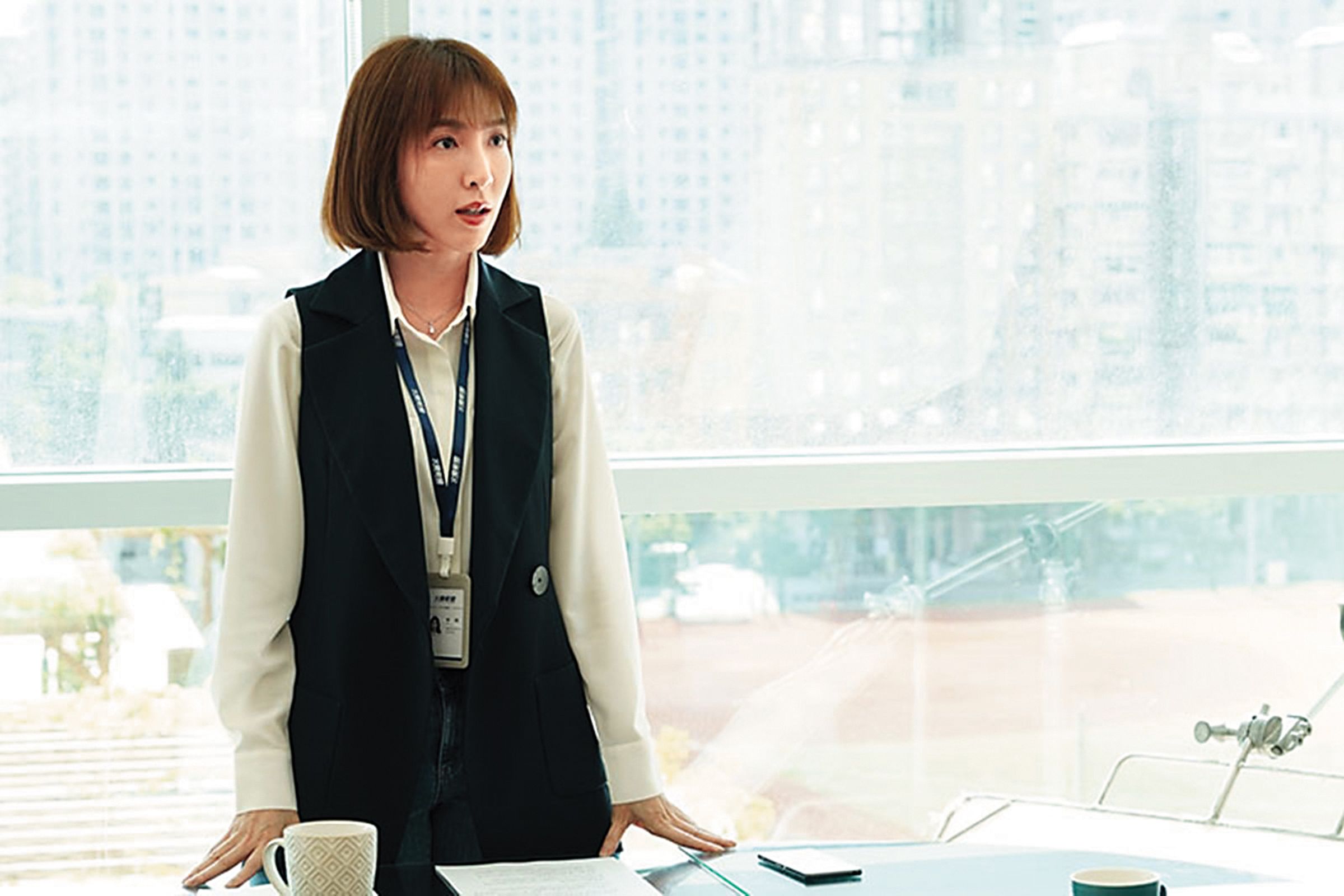 不管演女明星、媽媽桑或是女記者,楊謹華演什麼像什麼,嚴肅的政治組、調查組記者也難不倒她。(公視提供)