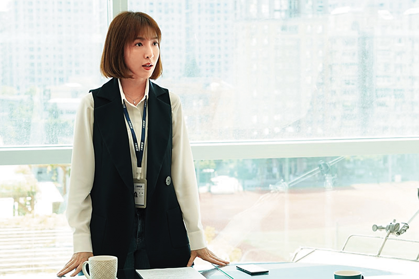 不管演女明星、媽媽桑或是女記者,楊謹華演什麼像什麼,嚴肅的政治組、調查組記者也難不倒她。(公視提供)