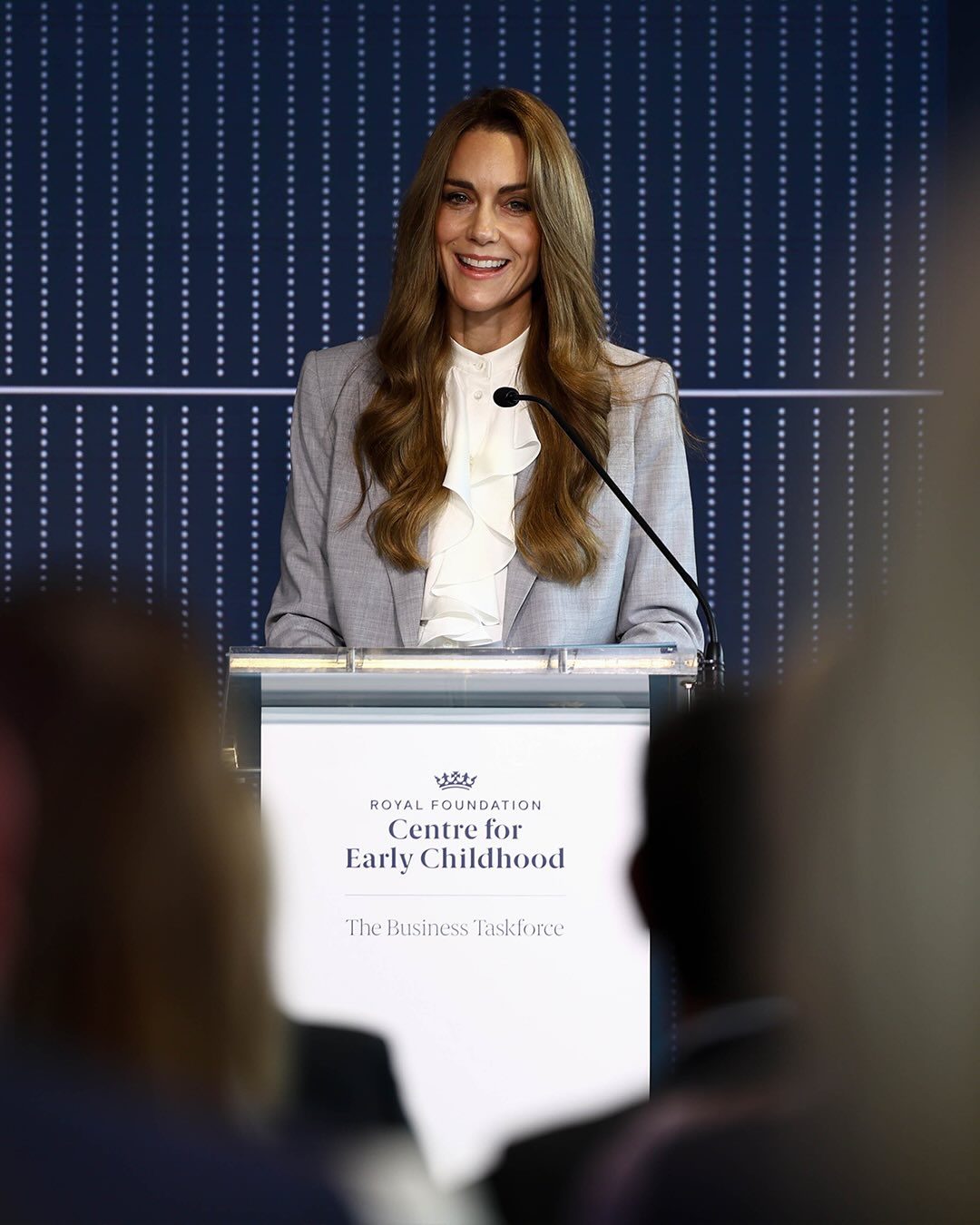 凱特穿灰色套裝亮相，俐落優雅。（翻攝princeandprincessofwales IG）