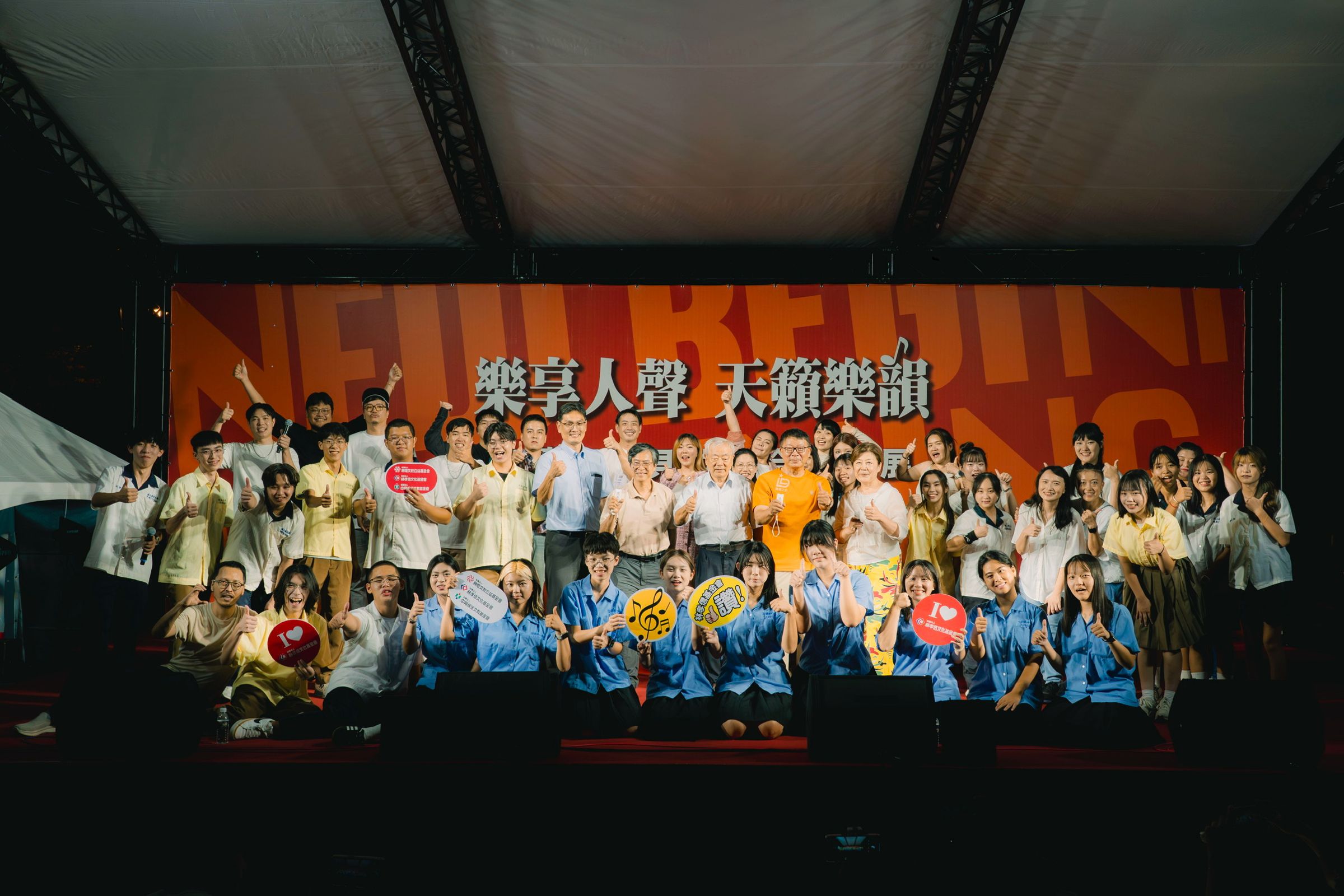 阿卡貝拉聯合成果展日前在宜蘭演出,蘇打綠團員阿福(後排左二)安排樂團和學生練習。(林孝信文化基金會提供)