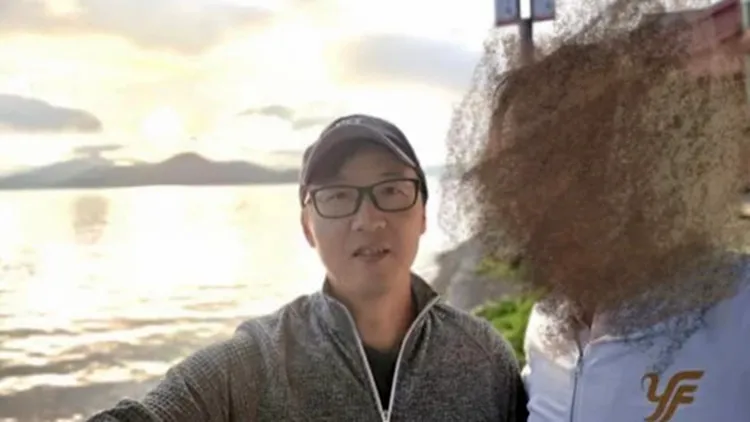 一名陳姓男子熱心幫遊客拍照,意外尋獲失聯的台灣親人。(翻攝自《瀟湘晨報》)