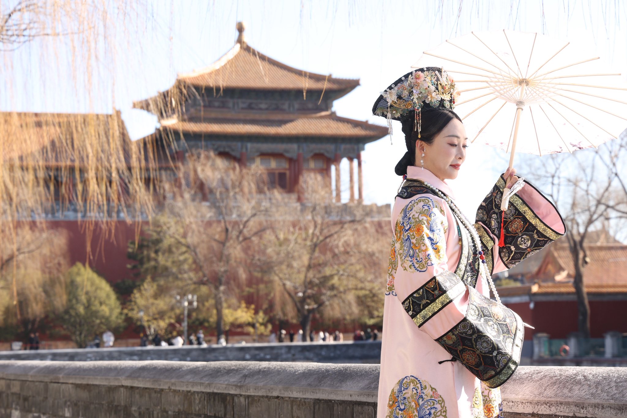 路永佳扮皇后，相當貴氣。（翻攝路永佳臉書）