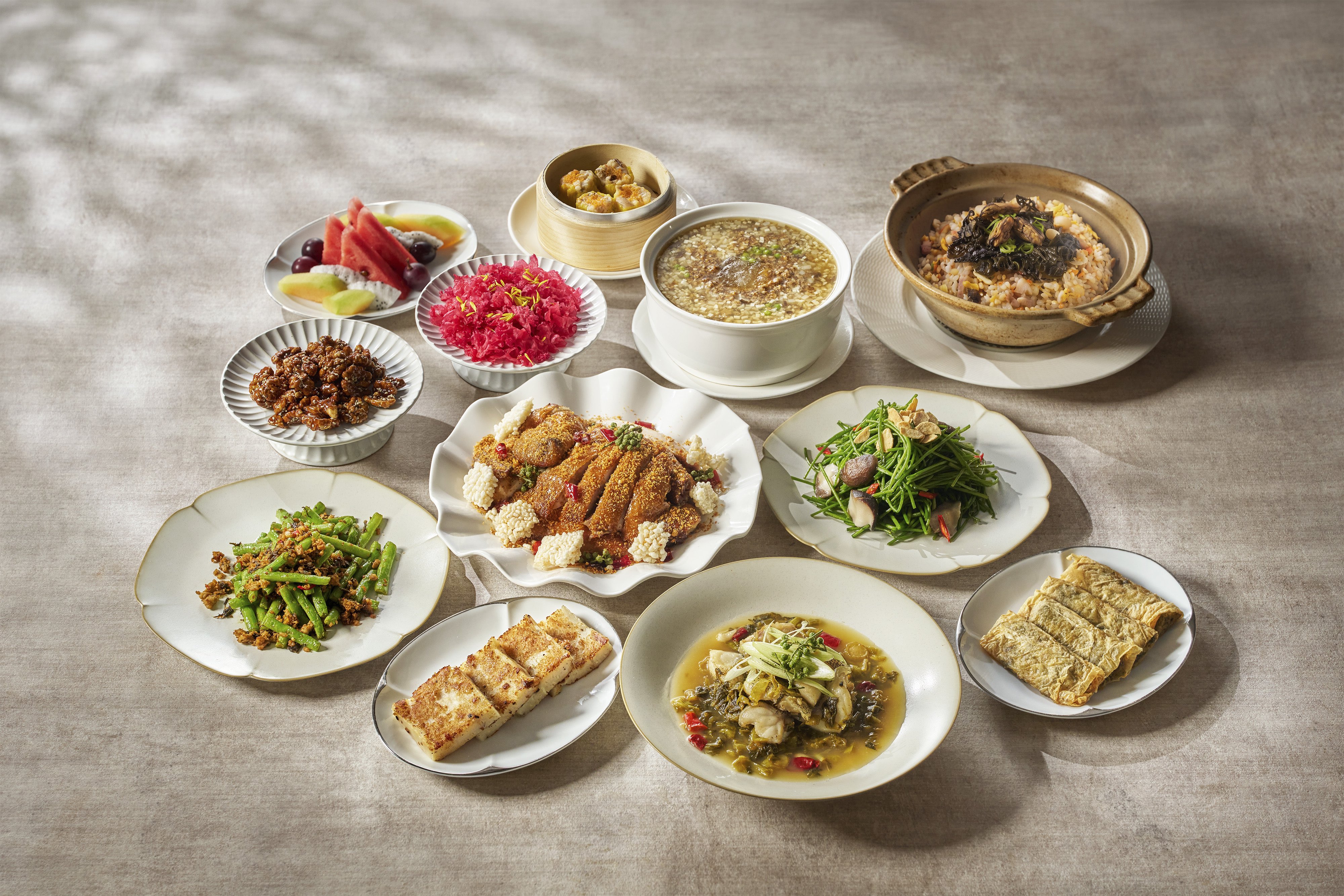 粵亮廣式料理推出「經典四人合菜券4,400元」,從前菜、湯品、海鮮、肉品、主食至甜點一應俱全共12道料理。(六福旅遊集團提供)