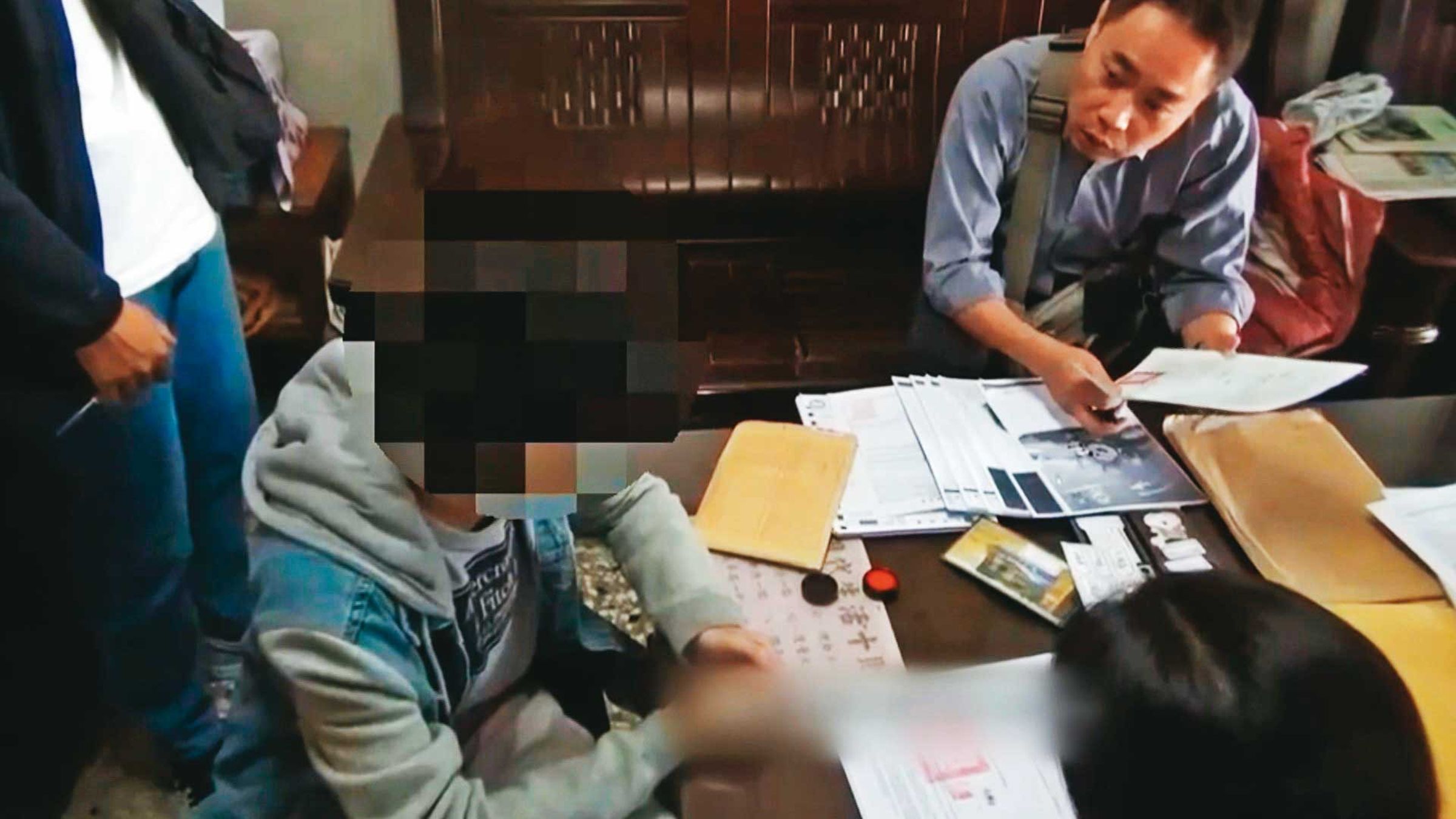 警方搜索張男雲林住家,找到保單等文件。(翻攝畫面)