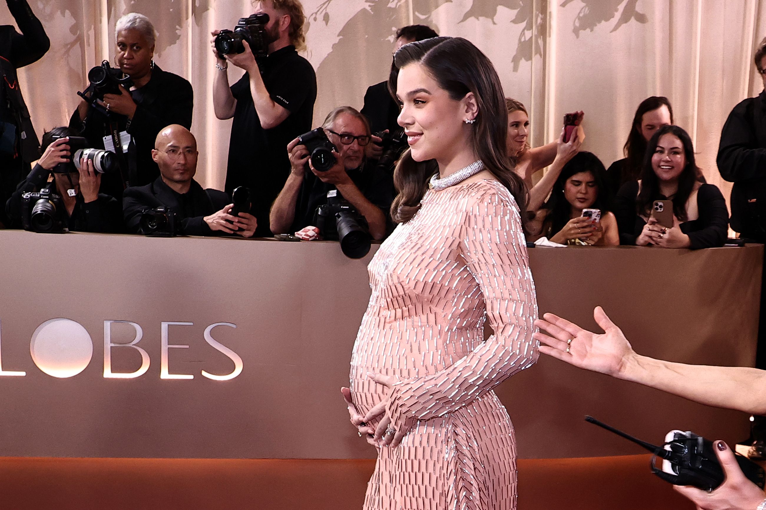 《罪人》女主角海莉史坦菲德，電影殺青後就宣告結婚，更在紅毯上以粉紅色的長裙連身禮服，公告懷孕的好消息，配戴7.4克拉的鑽戒；以及上千顆白色鑽石組成項鍊，共有42克拉。（東方IC）