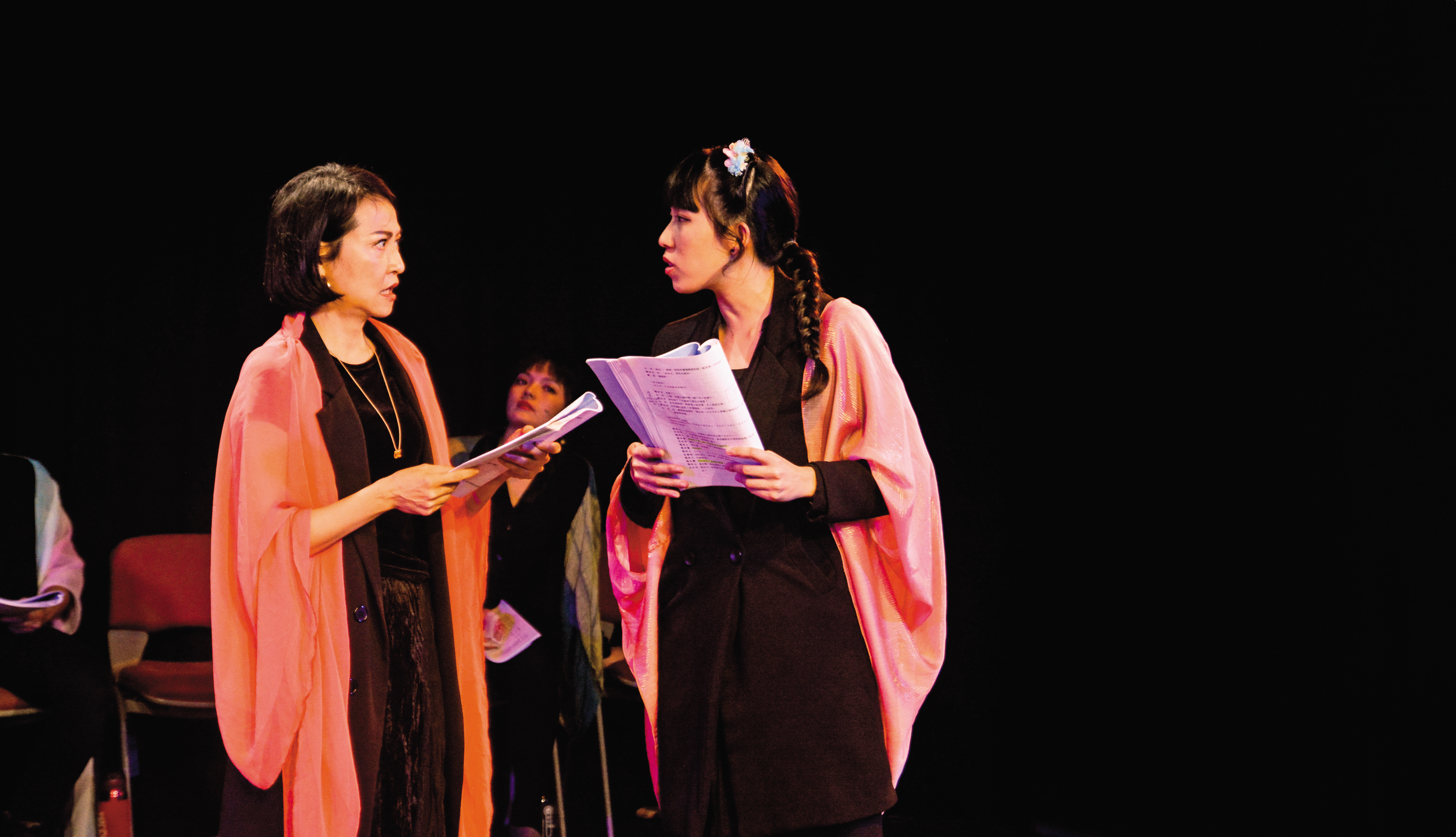 《馬文才怎麼辦》讀劇獲觀眾好評，今年底正式首演，「劇場女王」姚坤君（左）飾演馬夫人，苗廣雅（右）分飾頌芝與銀心。（陳家聲工作室提供）