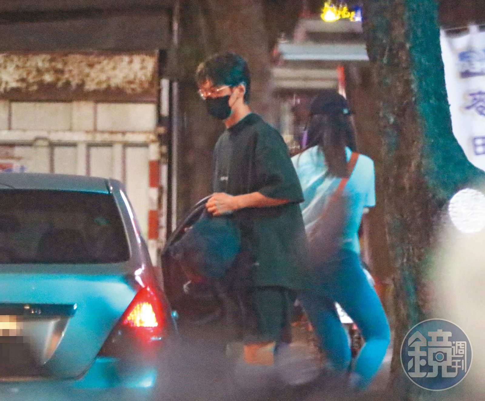 01：10時隔兩天，在北市東區髮廊整理頭髮近十個小時的孫沁岳，午夜時分急忙開車回新北汐止家附近的超商，與白衣女子會合